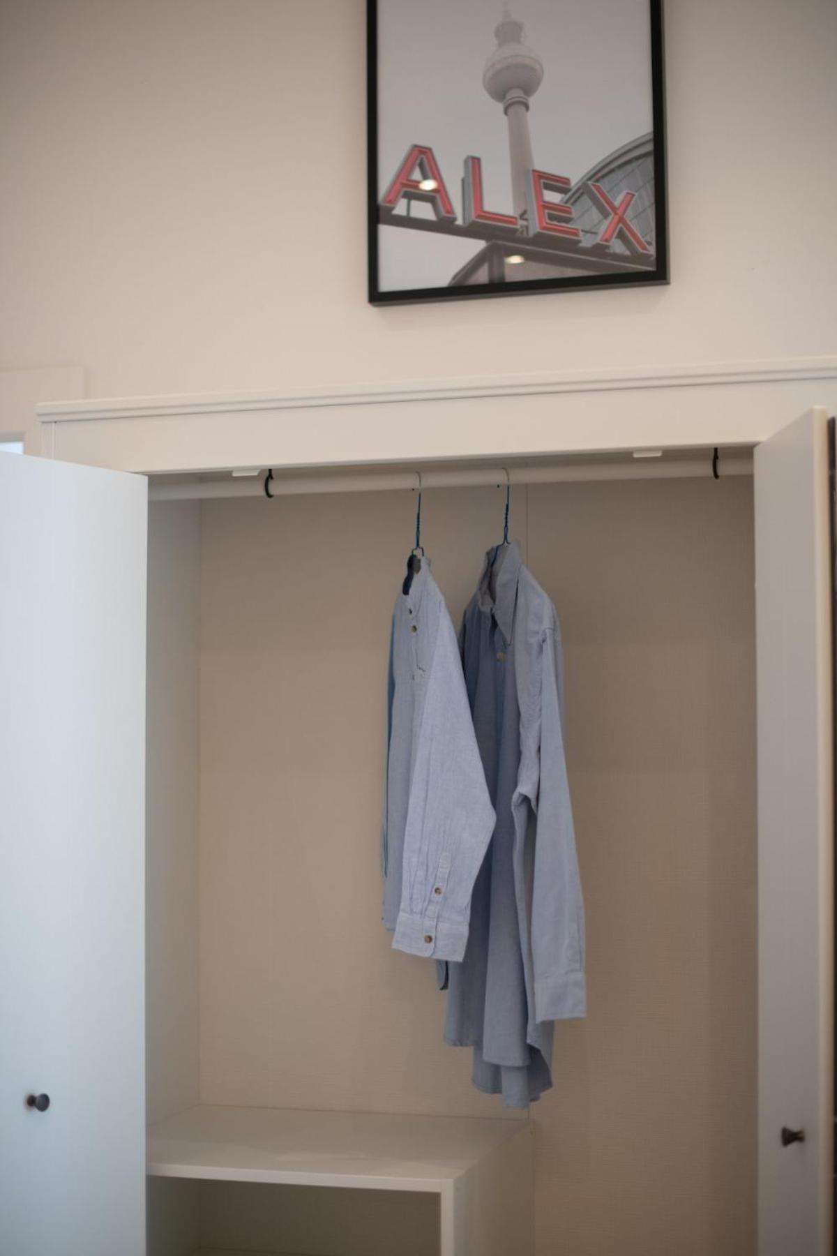 Apartment Kaiser 04 By Rockchair L Superhost Status L 3 Bedrooms Boxspringbeds 2 Bathrooms L Cozy Family & Business Flair 155 Sqm 3 Balcony 4th Floor Elevator Up To 10 Guests Welcomes You! Berlin
