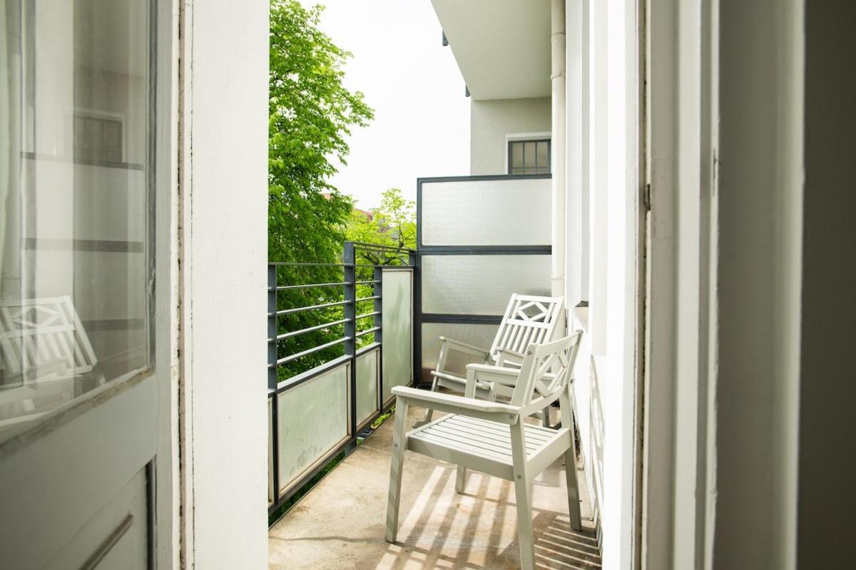 Kaiser 04 By Rockchair L Superhost Status L 3 Bedrooms Boxspringbeds 2 Bathrooms L Cozy Family & Business Flair 155 Sqm 3 Balcony 4th Floor Elevator Up To 10 Guests Welcomes You! Berlin