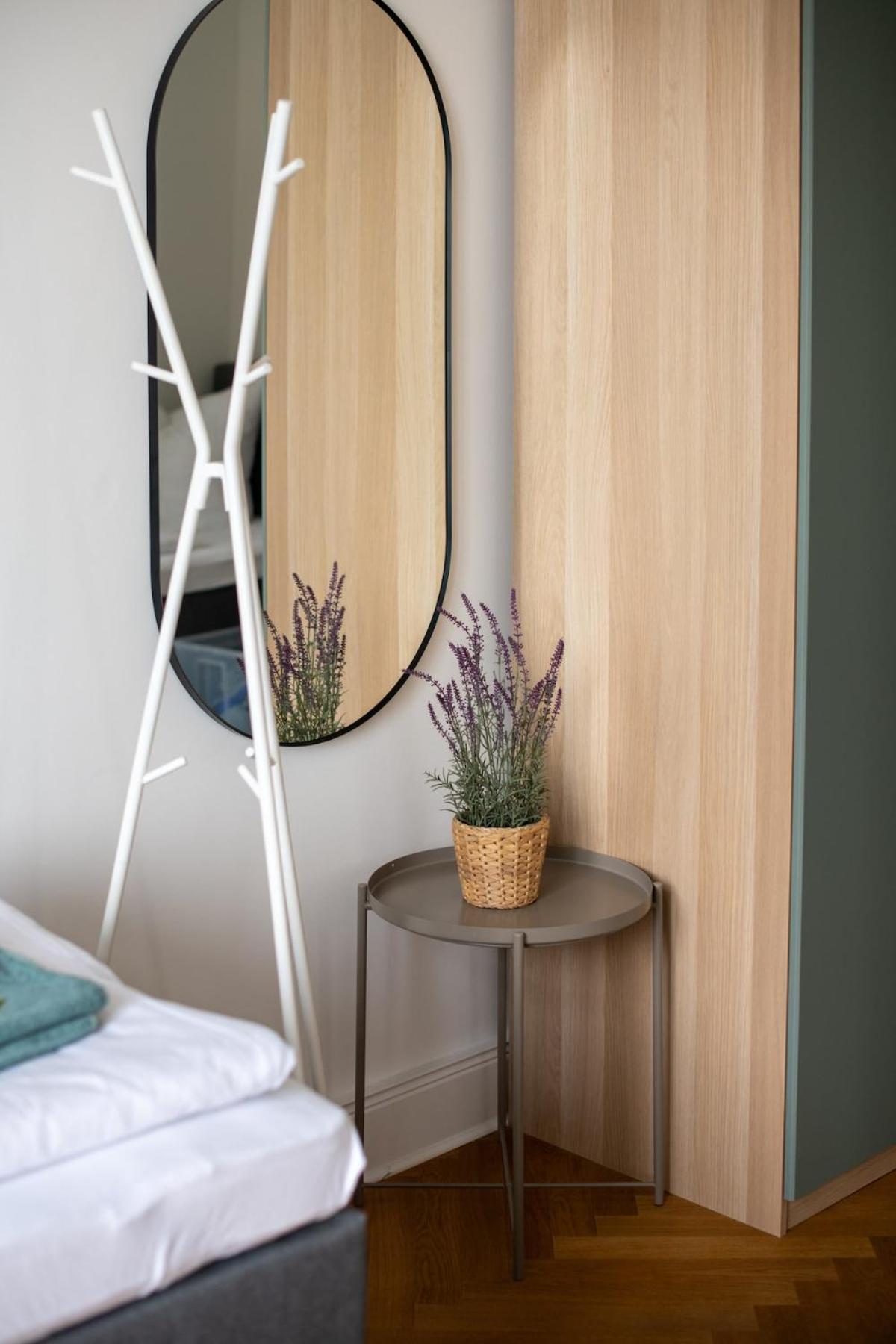 Kaiser 04 By Rockchair L Superhost Status L 3 Bedrooms Boxspringbeds 2 Bathrooms L Cozy Family & Business Flair 155 Sqm 3 Balcony 4th Floor Elevator Up To 10 Guests Welcomes You! * Berlin