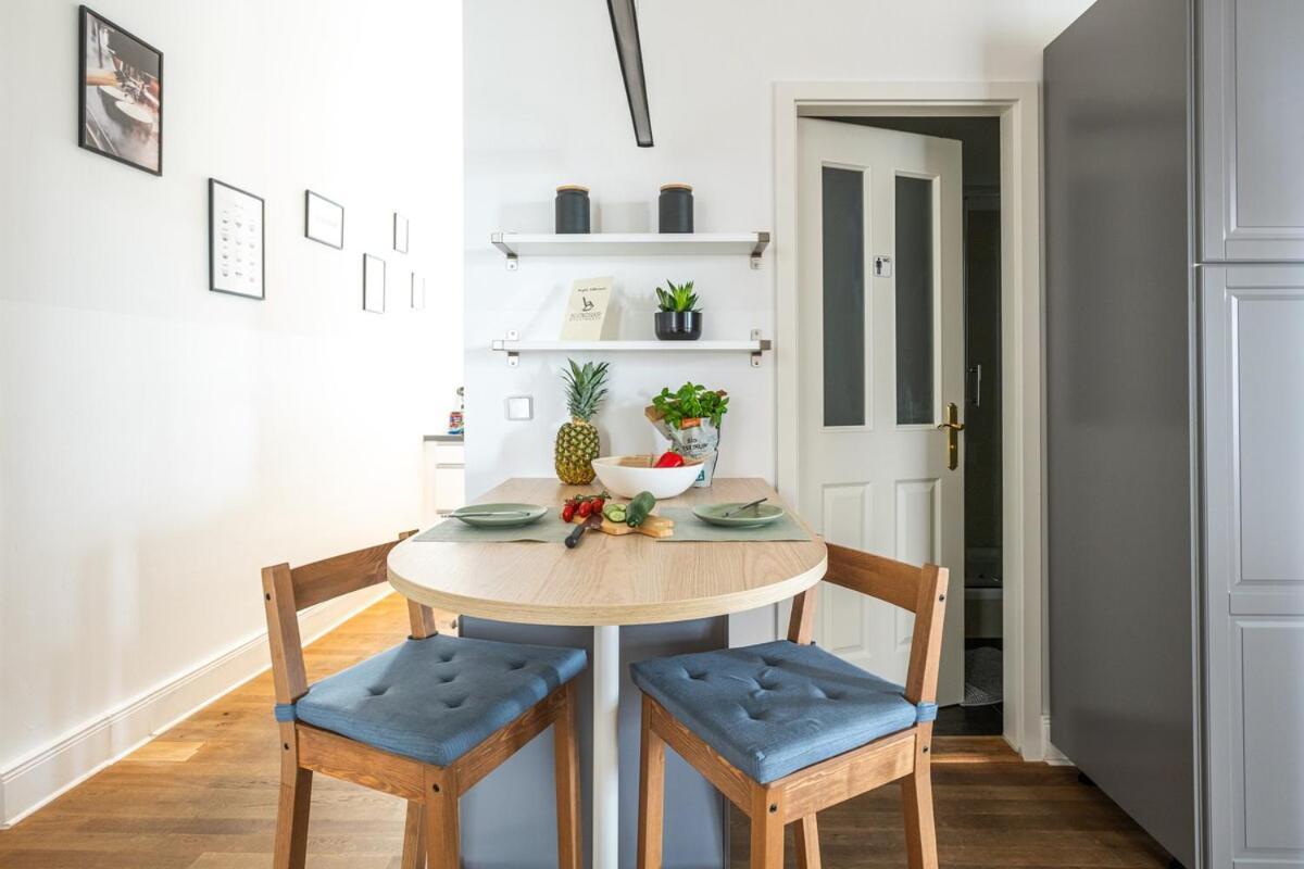 Kaiser 04 By Rockchair L Superhost Status L 3 Bedrooms Boxspringbeds 2 Bathrooms L Cozy Family & Business Flair 155 Sqm 3 Balcony 4th Floor Elevator Up To 10 Guests Welcomes You! * Berlin