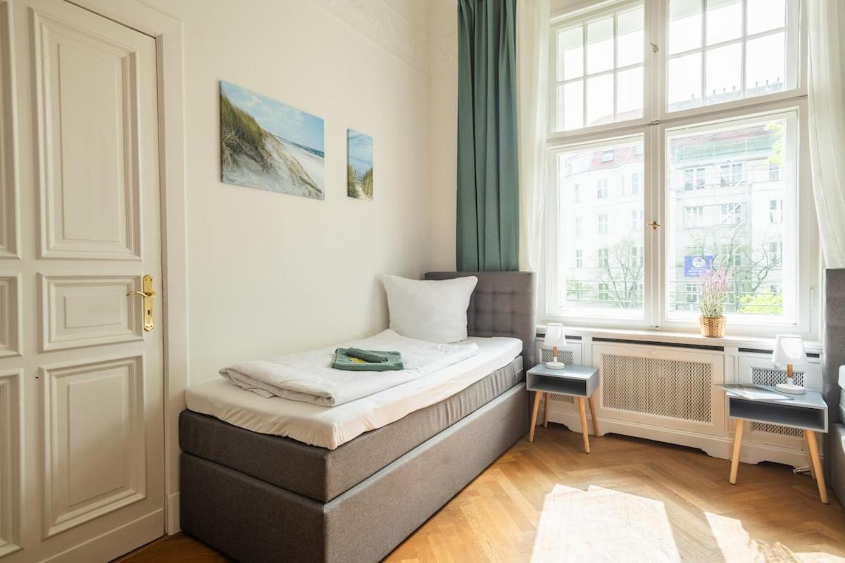 Kaiser 04 By Rockchair L Superhost Status L 3 Bedrooms Boxspringbeds 2 Bathrooms L Cozy Family & Business Flair 155 Sqm 3 Balcony 4th Floor Elevator Up To 10 Guests Welcomes You! Apartment Berlin