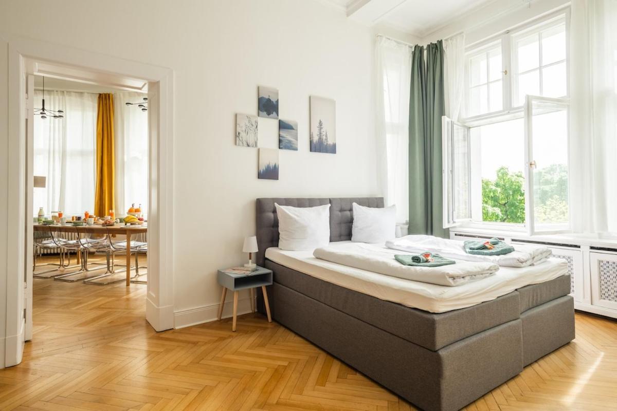 Apartment Kaiser 04 By Rockchair L Superhost Status L 3 Bedrooms Boxspringbeds 2 Bathrooms L Cozy Family & Business Flair 155 Sqm 3 Balcony 4th Floor Elevator Up To 10 Guests Welcomes You! *
