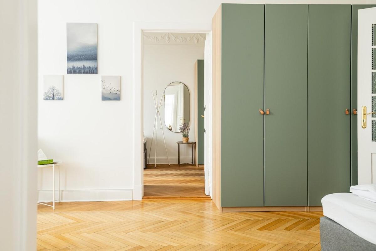 Kaiser 04 By Rockchair L Superhost Status L 3 Bedrooms Boxspringbeds 2 Bathrooms L Cozy Family & Business Flair 155 Sqm 3 Balcony 4th Floor Elevator Up To 10 Guests Welcomes You! Apartment