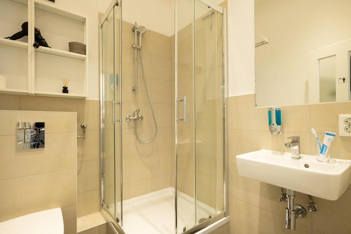 Kaiser 04 By Rockchair L Superhost Status L 3 Bedrooms Boxspringbeds 2 Bathrooms L Cozy Family & Business Flair 155 Sqm 3 Balcony 4th Floor Elevator Up To 10 Guests Welcomes You! Apartment Berlin