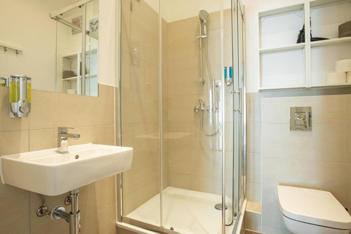 Kaiser 04 By Rockchair L Superhost Status L 3 Bedrooms Boxspringbeds 2 Bathrooms L Cozy Family & Business Flair 155 Sqm 3 Balcony 4th Floor Elevator Up To 10 Guests Welcomes You! *