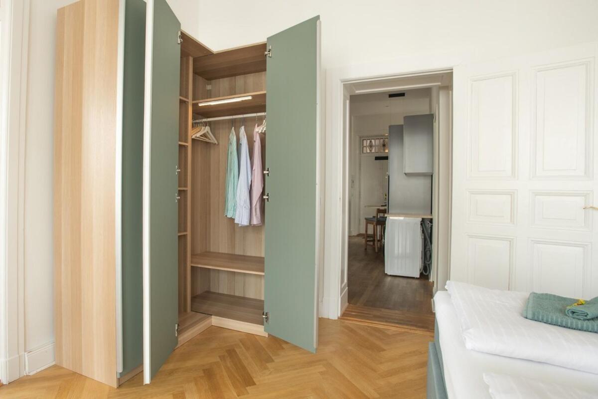 Kaiser 04 By Rockchair L Superhost Status L 3 Bedrooms Boxspringbeds 2 Bathrooms L Cozy Family & Business Flair 155 Sqm 3 Balcony 4th Floor Elevator Up To 10 Guests Welcomes You! Apartment Berlin