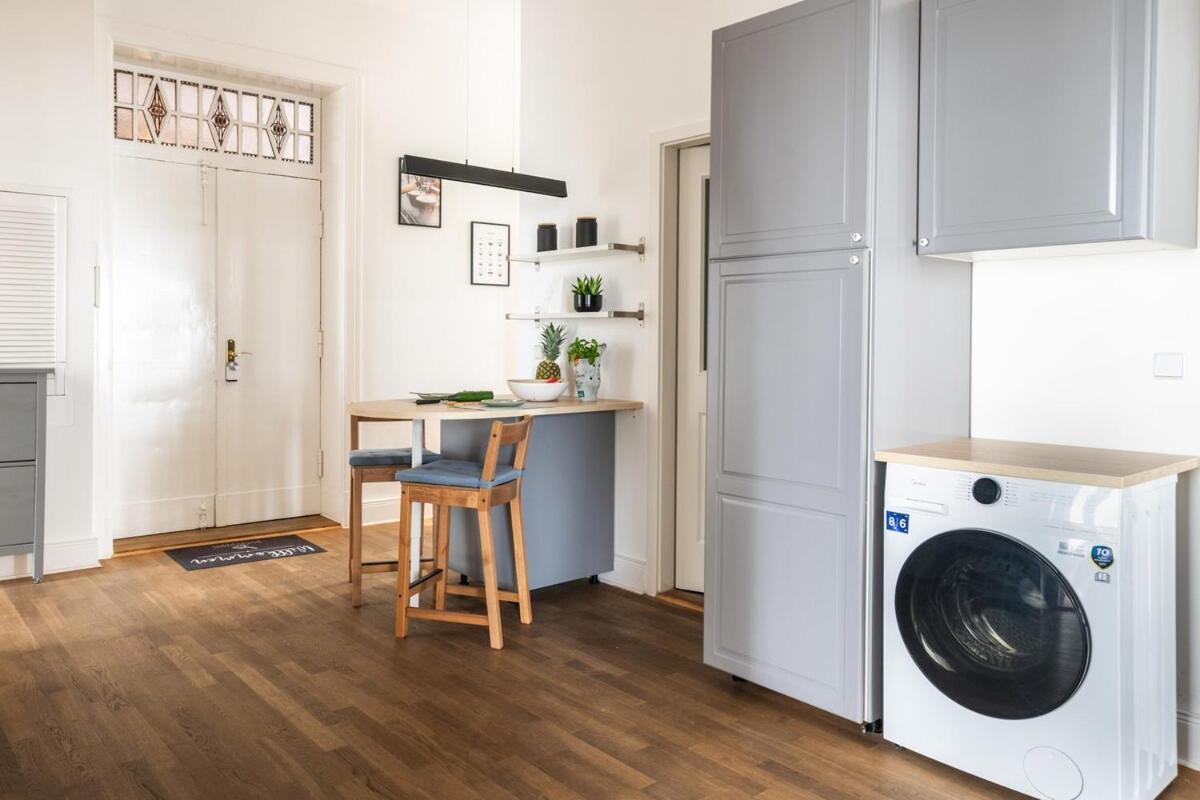 Kaiser 04 By Rockchair L Superhost Status L 3 Bedrooms Boxspringbeds 2 Bathrooms L Cozy Family & Business Flair 155 Sqm 3 Balcony 4th Floor Elevator Up To 10 Guests Welcomes You! * Berlin