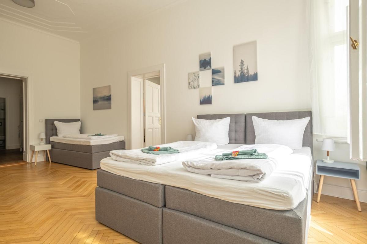 Apartment Kaiser 04 By Rockchair L Superhost Status L 3 Bedrooms Boxspringbeds 2 Bathrooms L Cozy Family & Business Flair 155 Sqm 3 Balcony 4th Floor Elevator Up To 10 Guests Welcomes You!