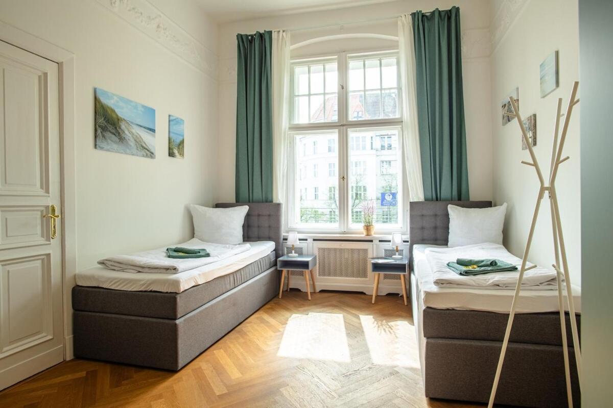 Kaiser 04 By Rockchair L Superhost Status L 3 Bedrooms Boxspringbeds 2 Bathrooms L Cozy Family & Business Flair 155 Sqm 3 Balcony 4th Floor Elevator Up To 10 Guests Welcomes You! Apartment Berlin
