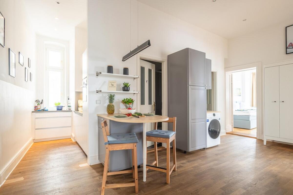 Apartment Kaiser 04 By Rockchair L Superhost Status L 3 Bedrooms Boxspringbeds 2 Bathrooms L Cozy Family & Business Flair 155 Sqm 3 Balcony 4th Floor Elevator Up To 10 Guests Welcomes You! Berlin