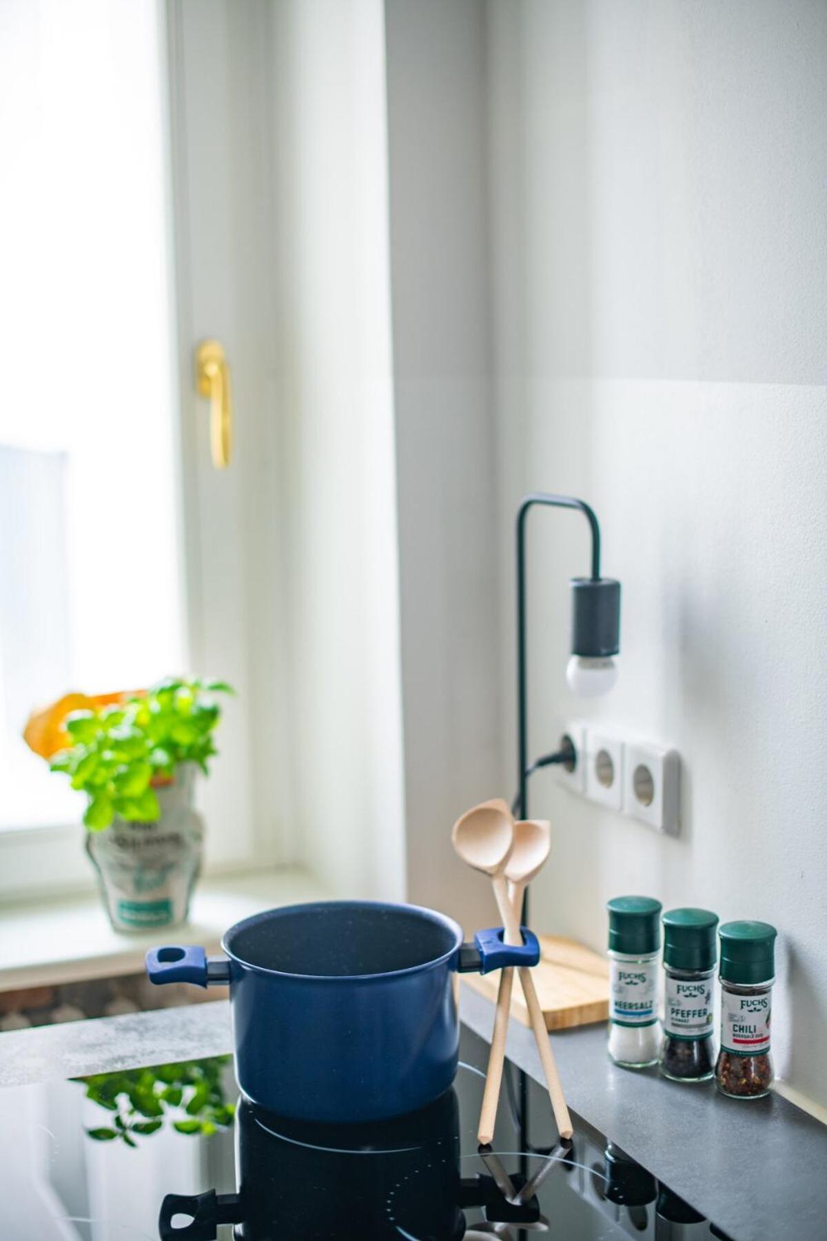 Kaiser 04 By Rockchair L Superhost Status L 3 Bedrooms Boxspringbeds 2 Bathrooms L Cozy Family & Business Flair 155 Sqm 3 Balcony 4th Floor Elevator Up To 10 Guests Welcomes You! * Berlin