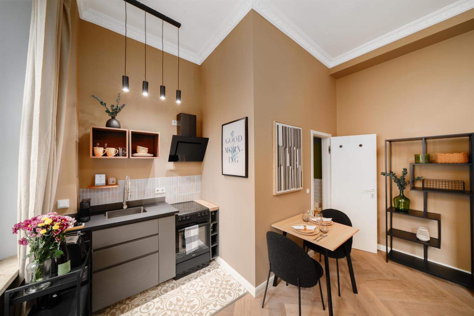 Homely - Heritage , Kingsize Bed , Kitchen , Wifi *