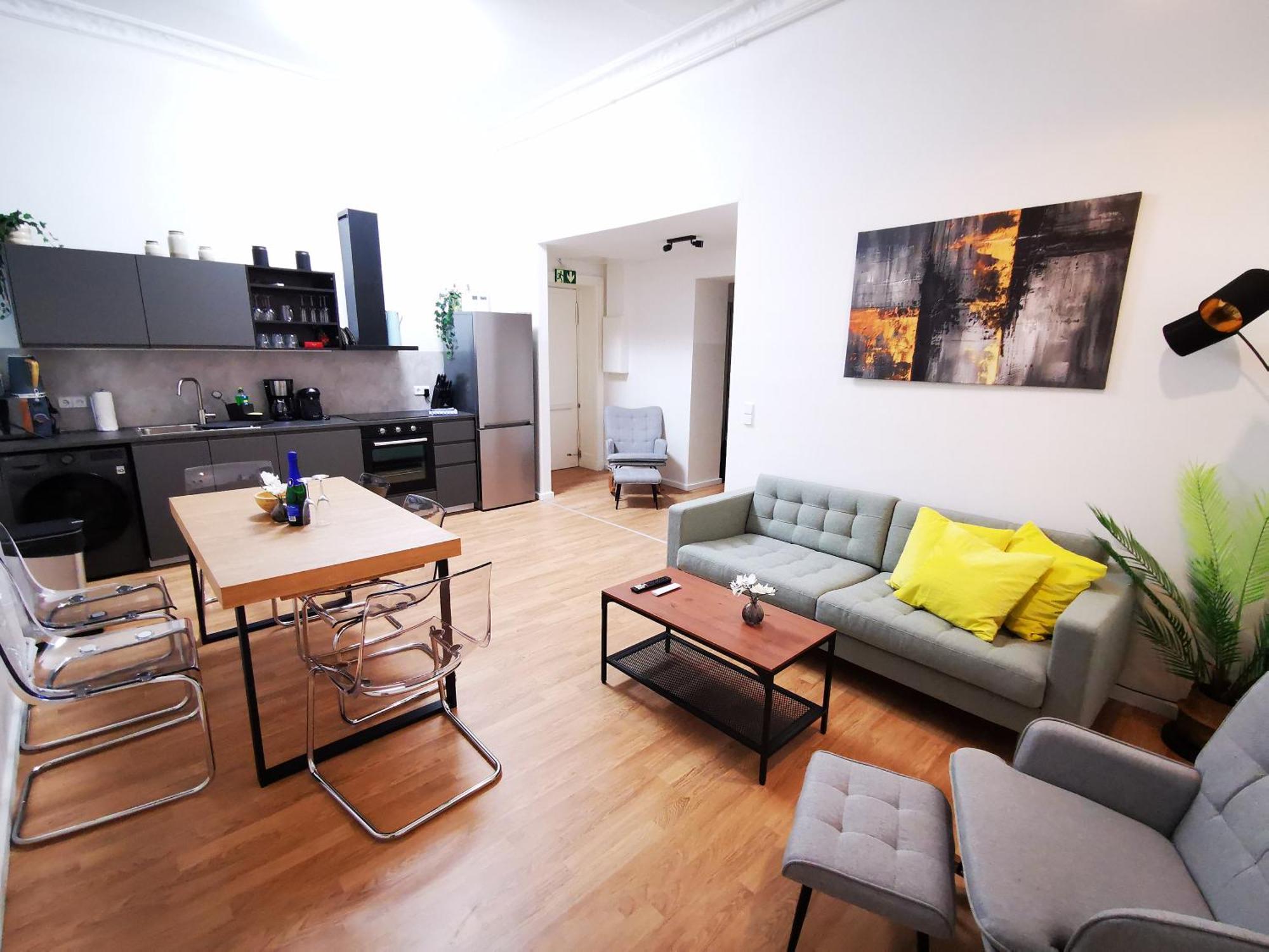 Conrad-b By Rockchair L Superhost Status L Super Flat, 3 Bedrooms 2 Bathrooms Welcomes You! *