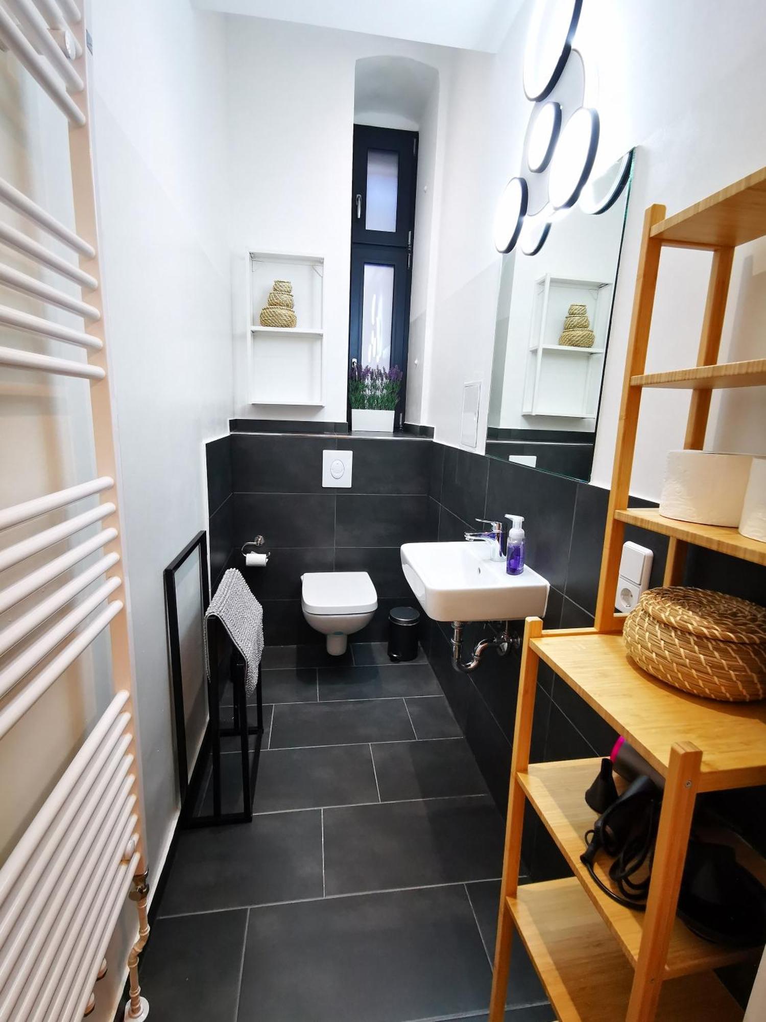 Conrad-b By Rockchair L Superhost Status L Super Flat, 3 Bedrooms 2 Bathrooms Welcomes You! *