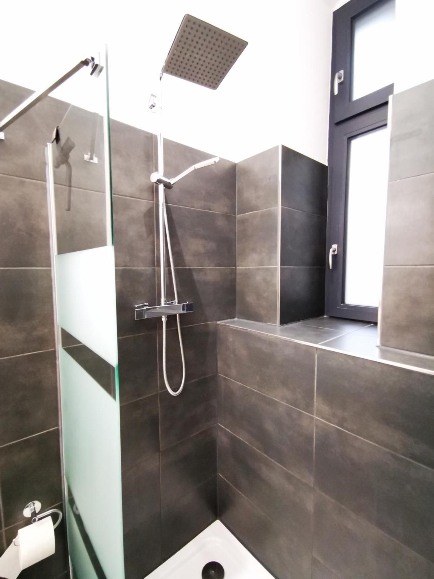 Conrad-b By Rockchair L Superhost Status L Super Flat, 3 Bedrooms 2 Bathrooms Welcomes You! * Berlin