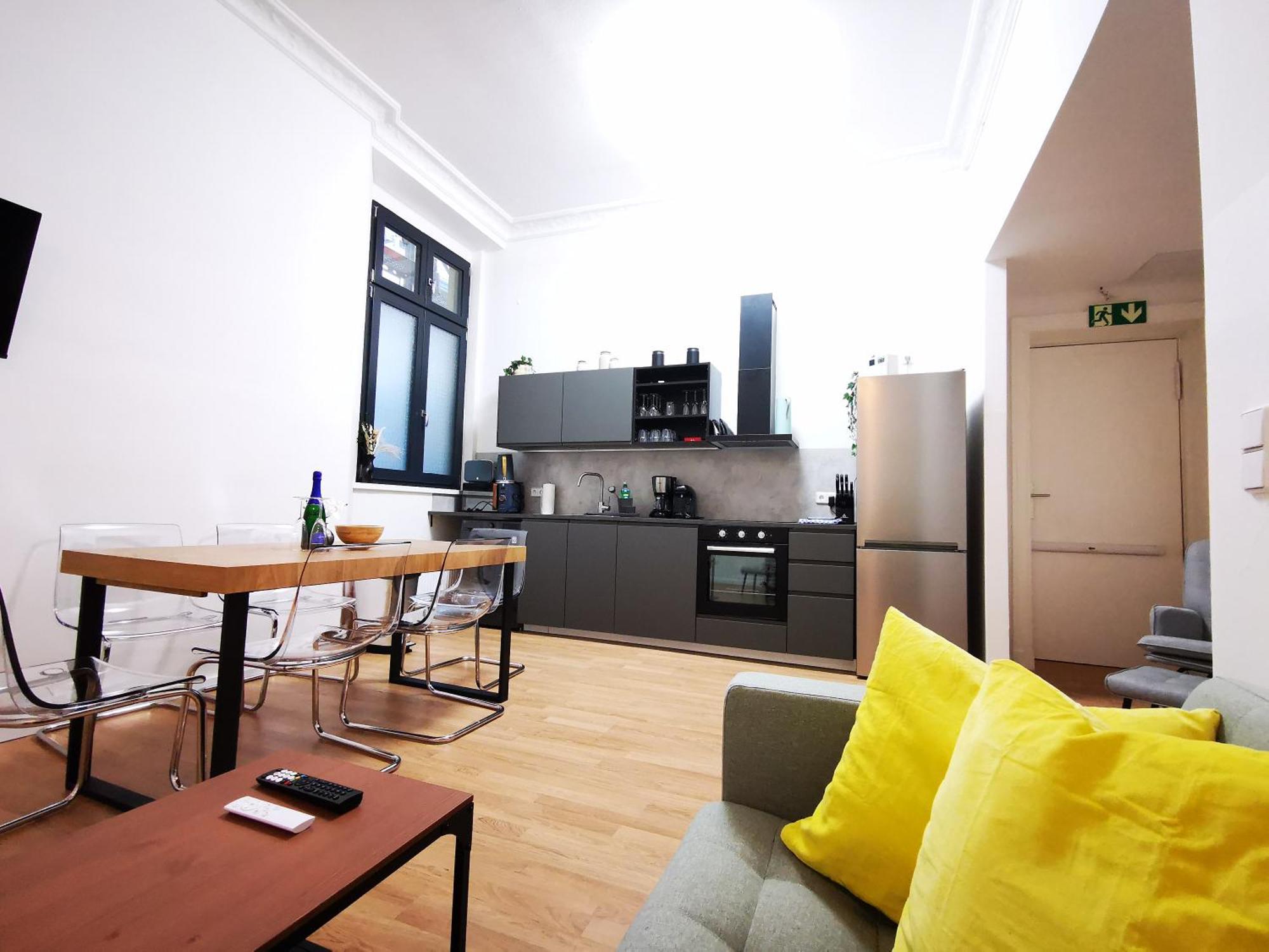 Conrad-b By Rockchair L Superhost Status L Super Flat, 3 Bedrooms 2 Bathrooms Welcomes You! Berlin