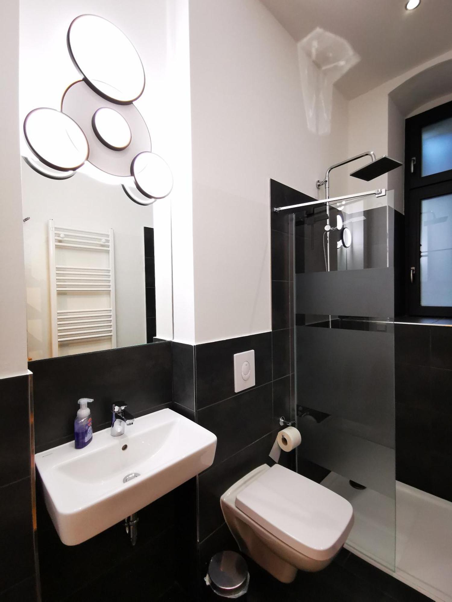 Conrad-b By Rockchair L Superhost Status L Super Flat, 3 Bedrooms 2 Bathrooms Welcomes You! * Berlin