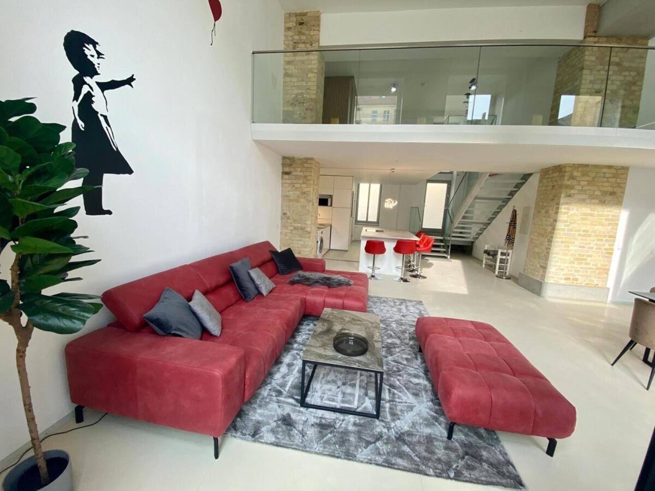 Apartment Loft With Pool Table, Kitchen Island & Gallery *