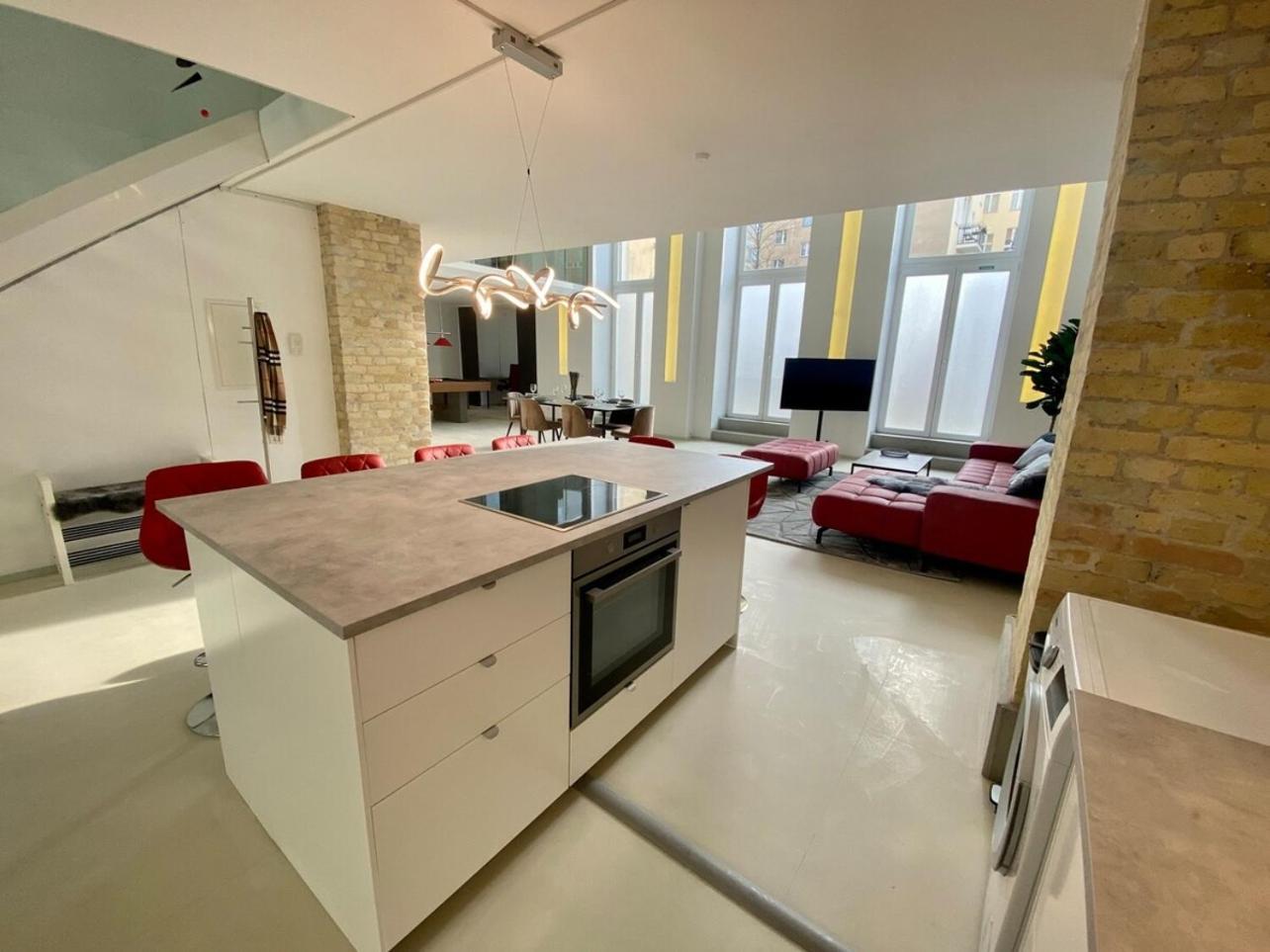 Loft With Pool Table, Kitchen Island & Gallery Apartment *