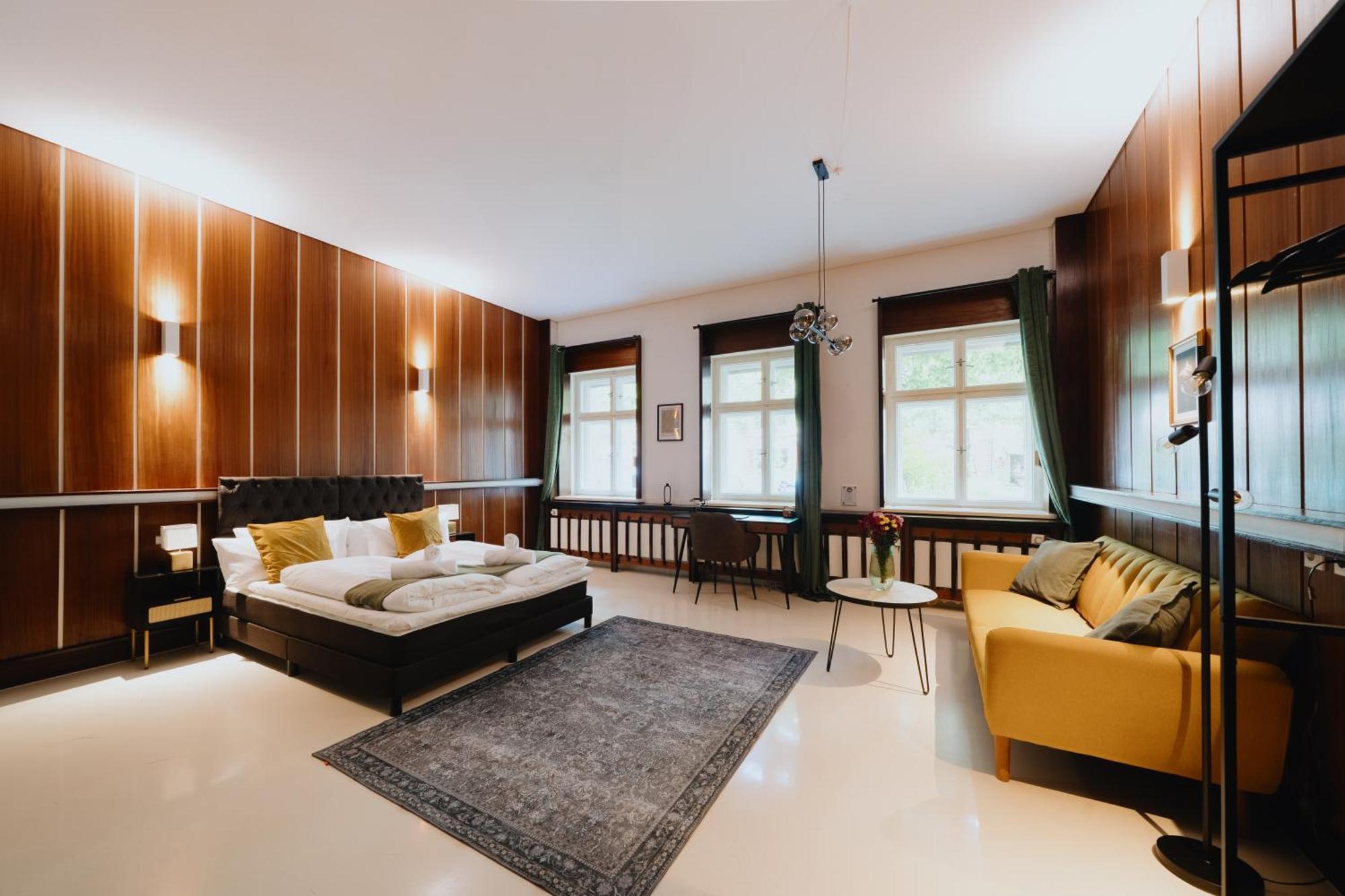 Homely - Library Style , Wooden Walls , Spacious , Friedrichshain *