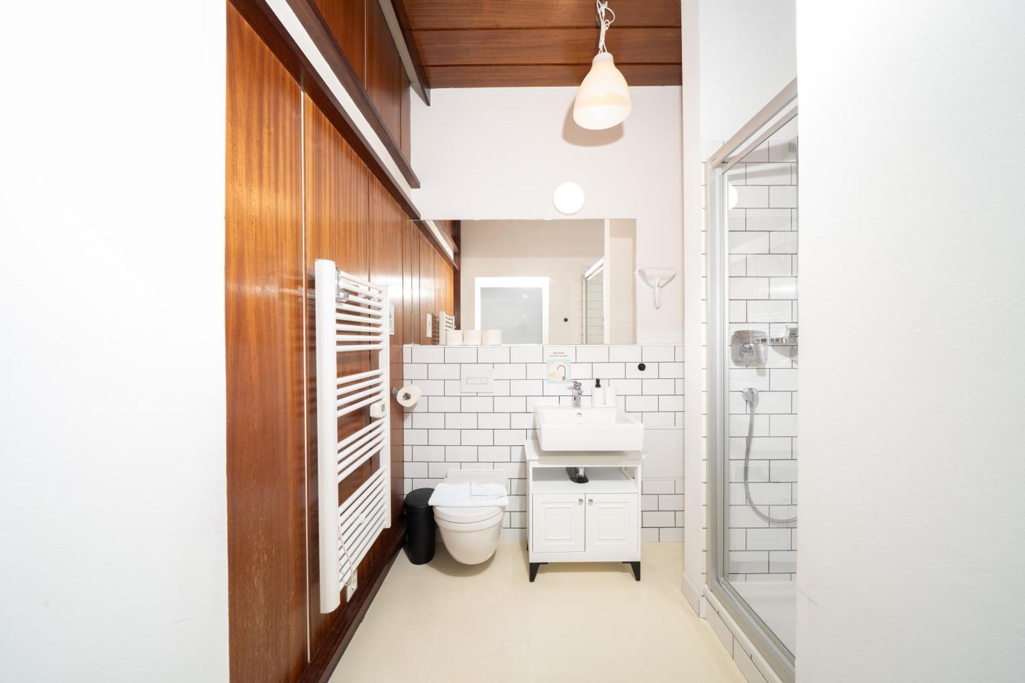 Homely - Library Style , Wooden Walls , Spacious , Friedrichshain Lejlighed *