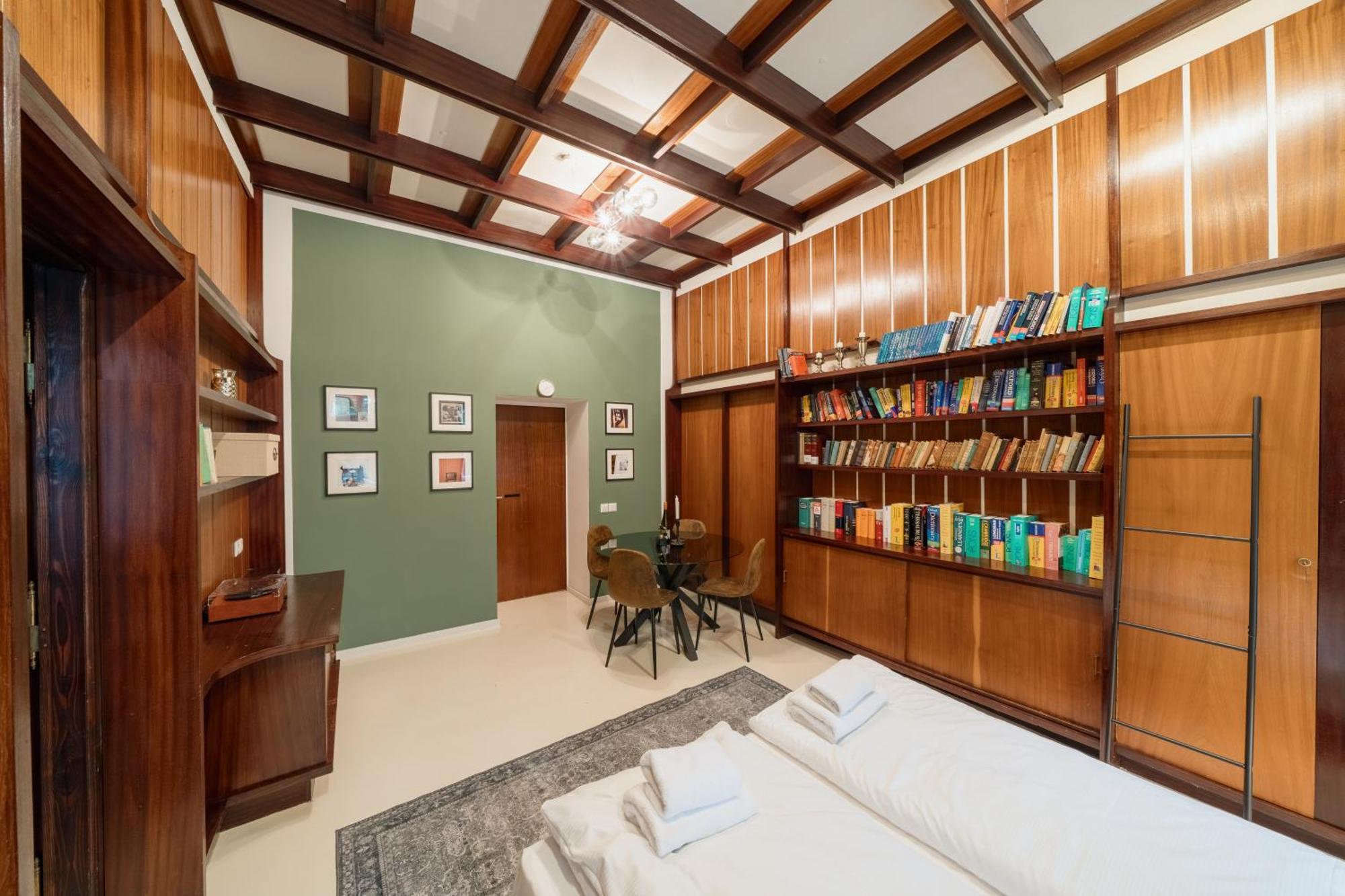 Lejlighed Homely - Library Style , Wooden Walls , Spacious , Friedrichshain *