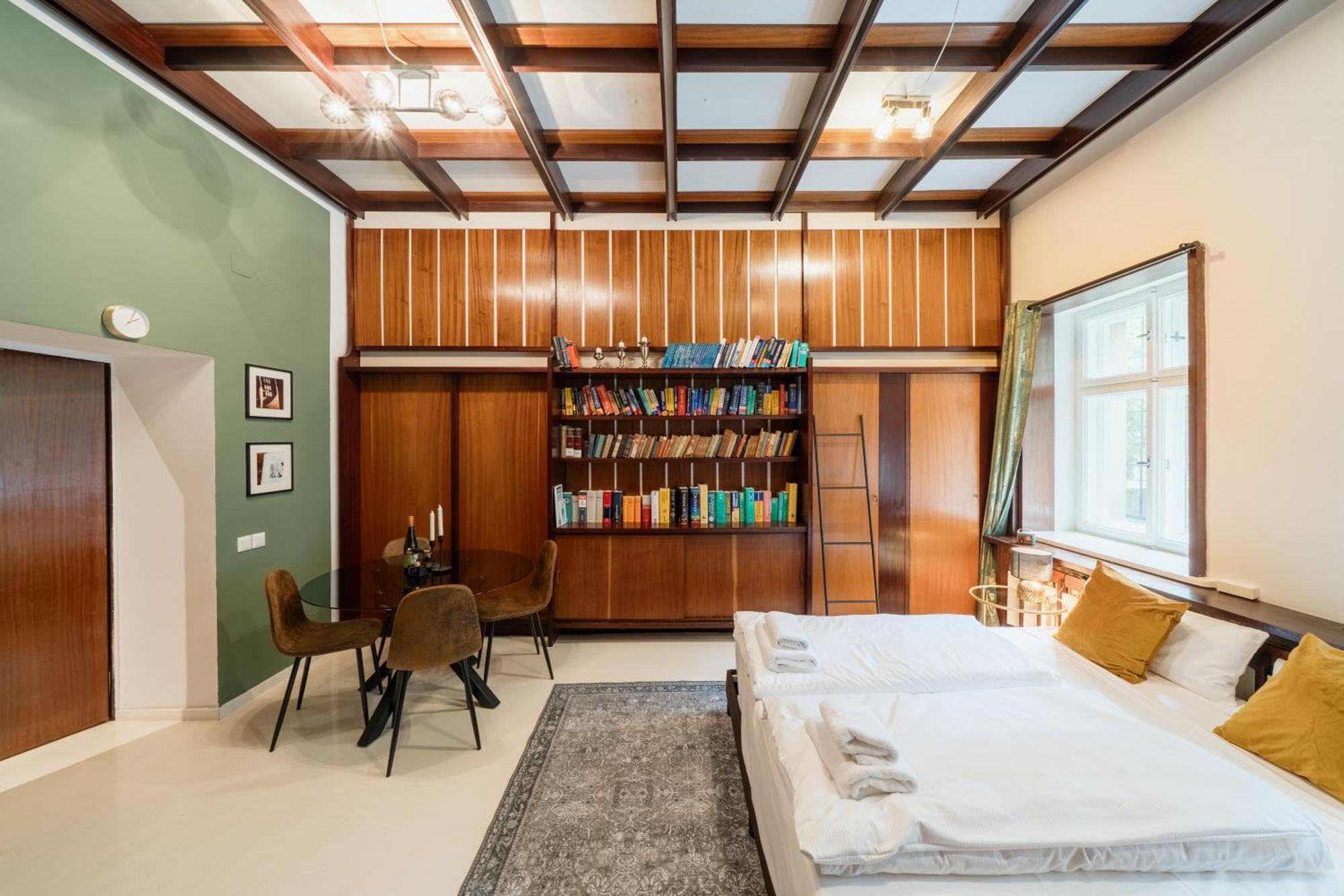 Homely - Library Style , Wooden Walls , Spacious , Friedrichshain