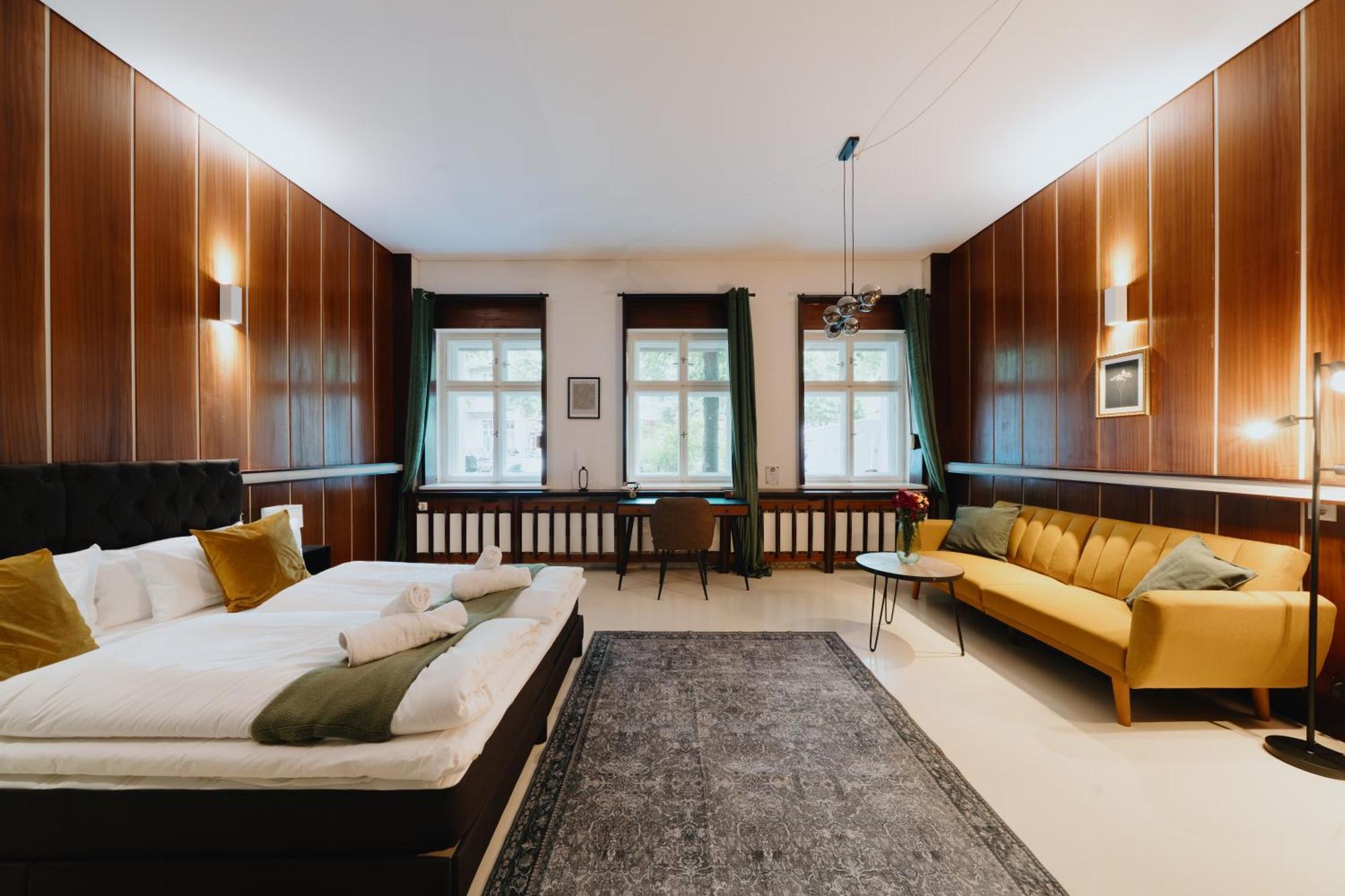 Homely - Library Style , Wooden Walls , Spacious , Friedrichshain Lejlighed