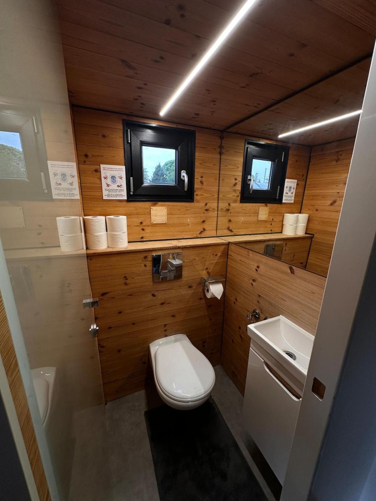 Botel Ruheoase Am Wasser, Sauna-hausboot In Naturidylle