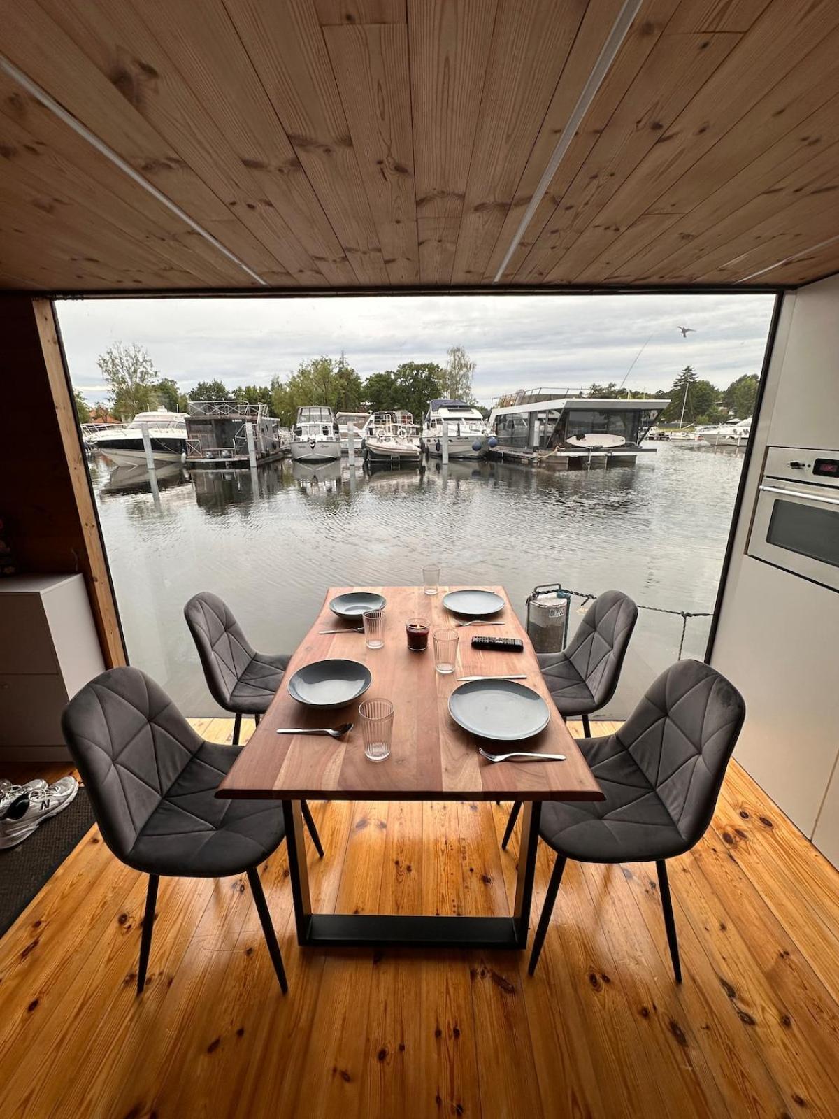 Botel Ruheoase Am Wasser, Sauna-hausboot In Naturidylle