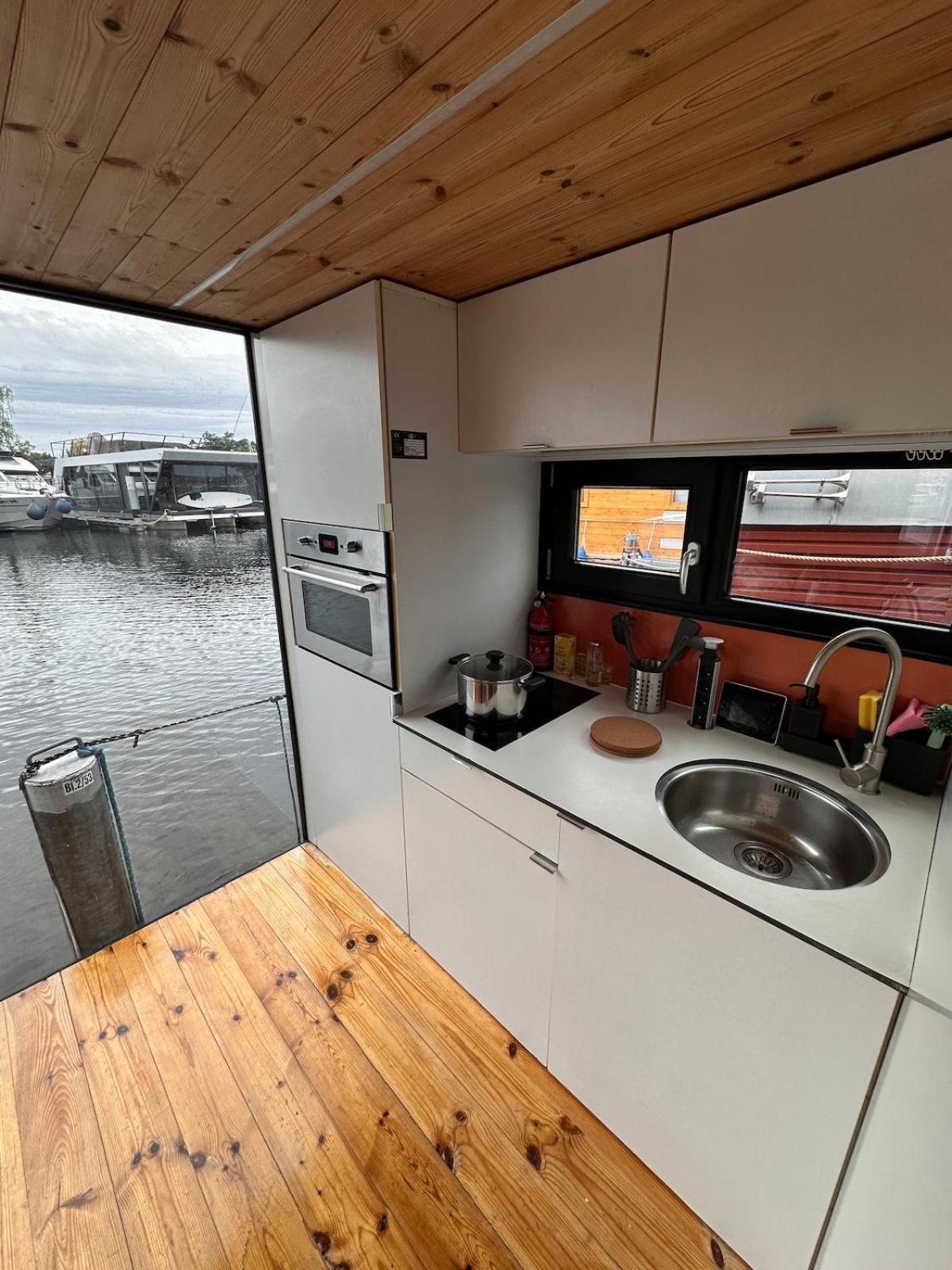 Ruheoase Am Wasser, Sauna-hausboot In Naturidylle Botel Berlin