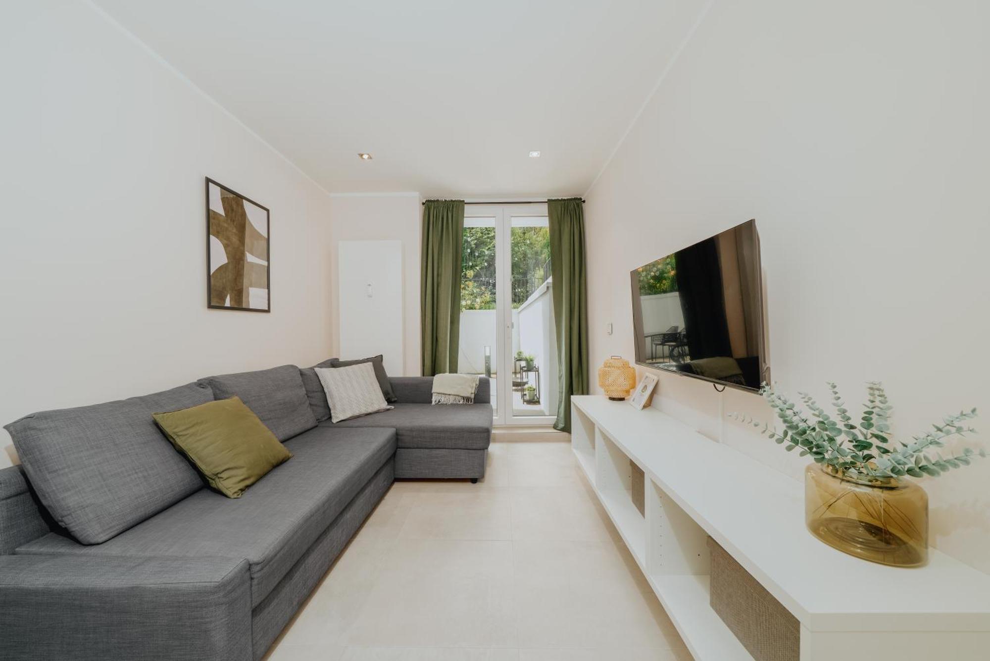 Homely - Huge Terrace, Modern, Quiet, Near Kudamm Berlin