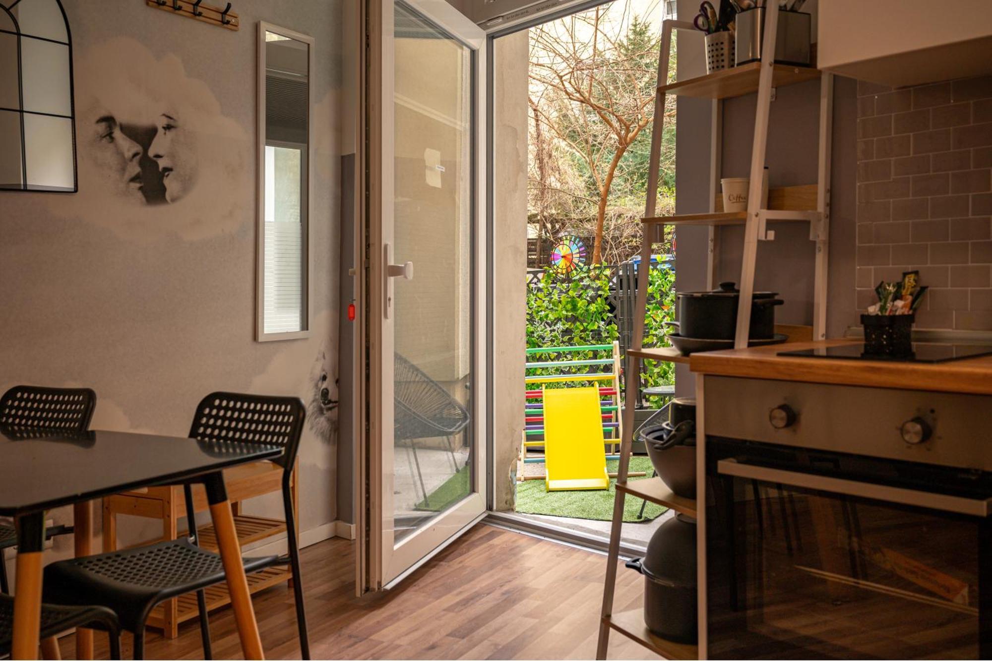 Apartment Cozy Retro Chic With Patio And Self Check-in *