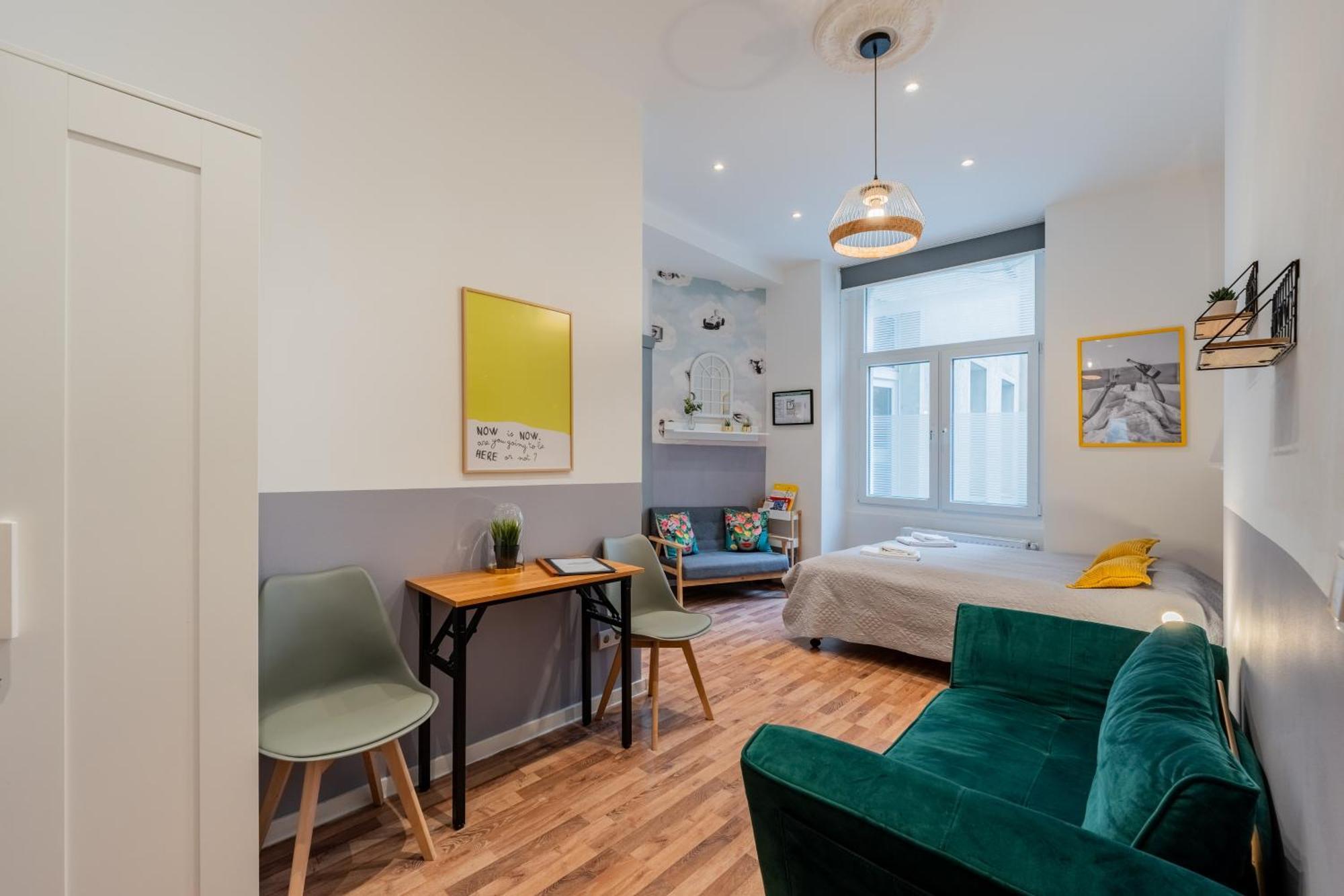 Apartment Cozy Retro Chic With Patio And Self Check-in *