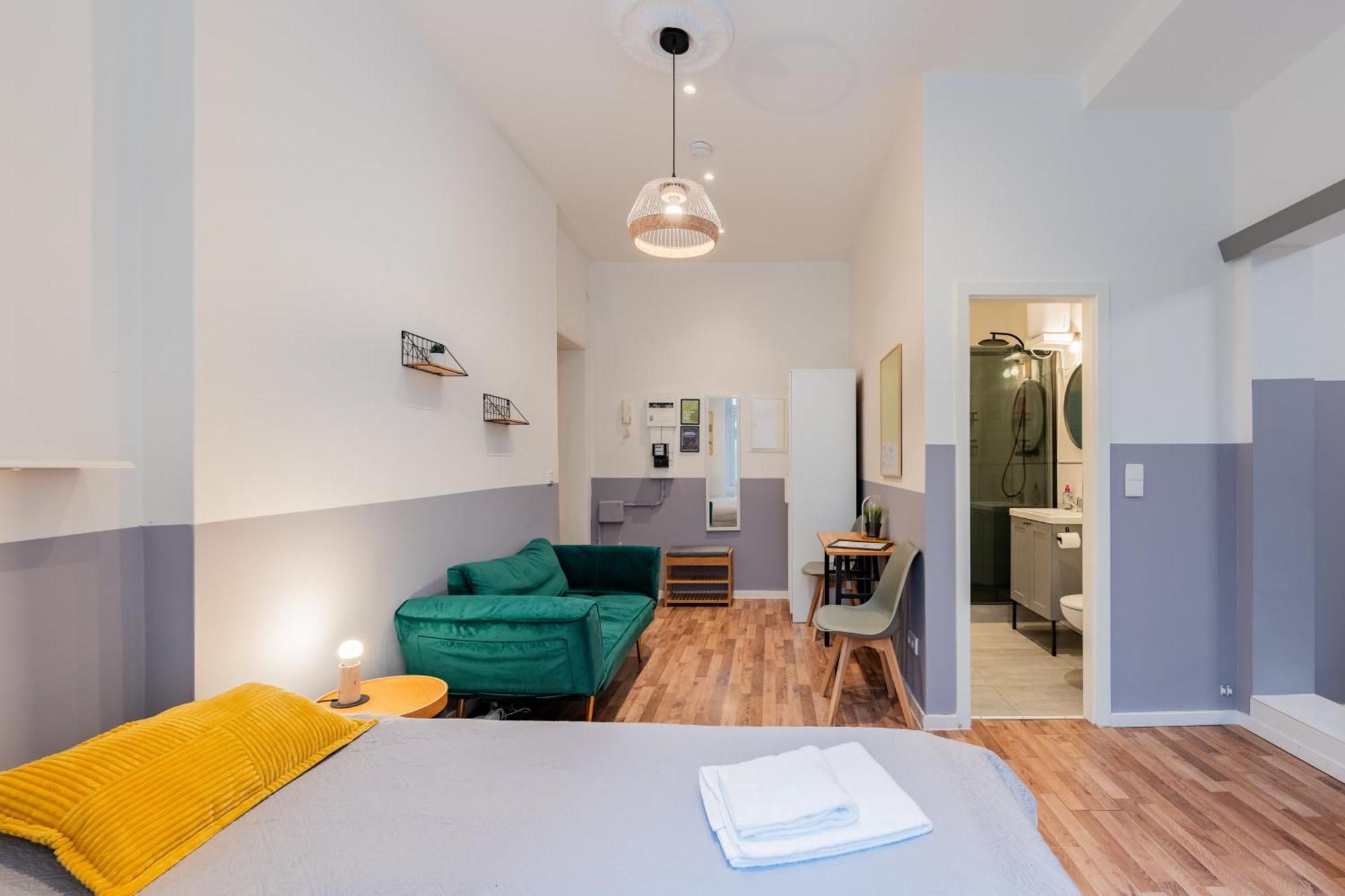 Cozy Retro Chic With Patio And Self Check-in *