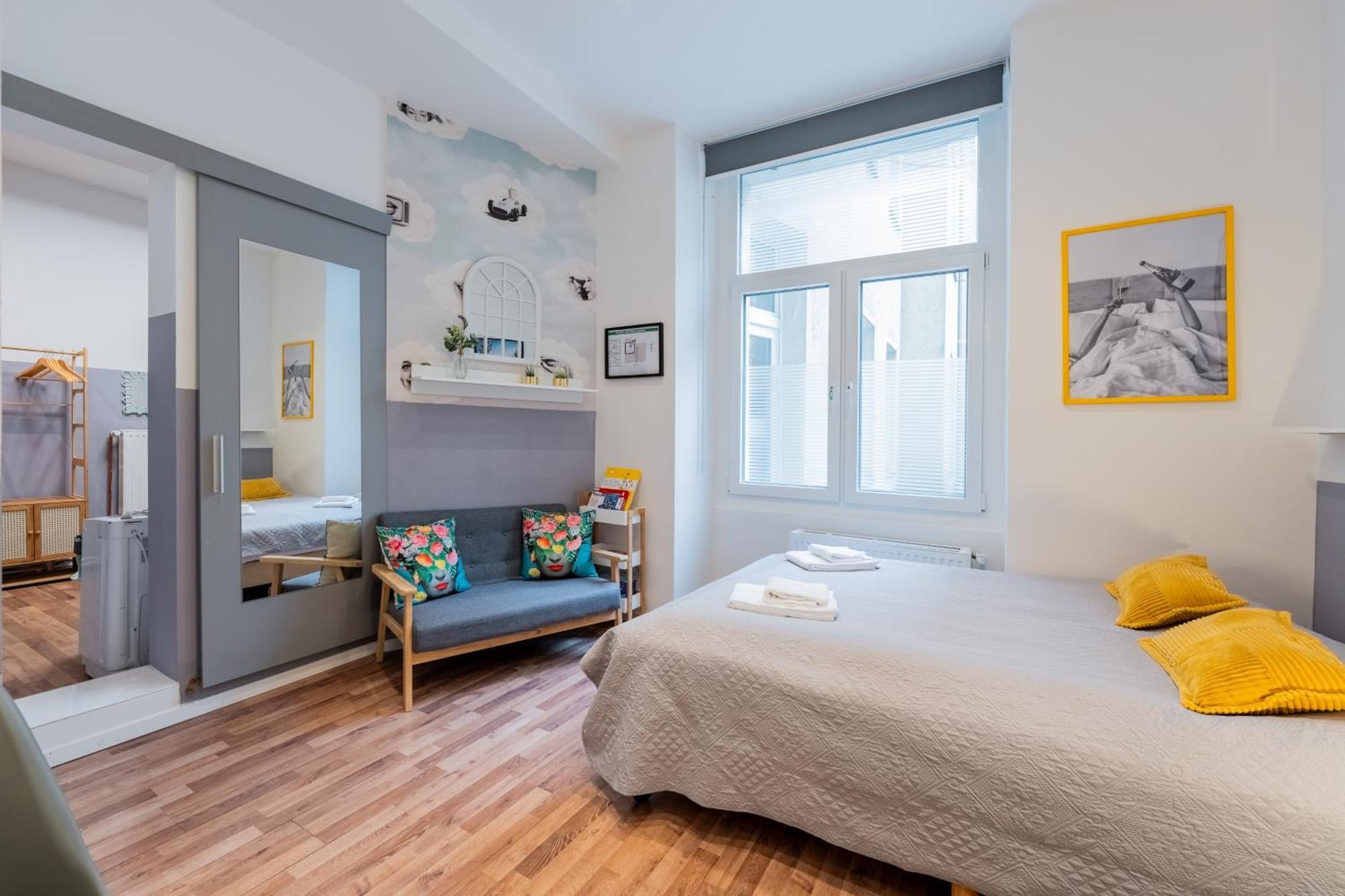 Cozy Retro Chic With Patio And Self Check-in Berlin