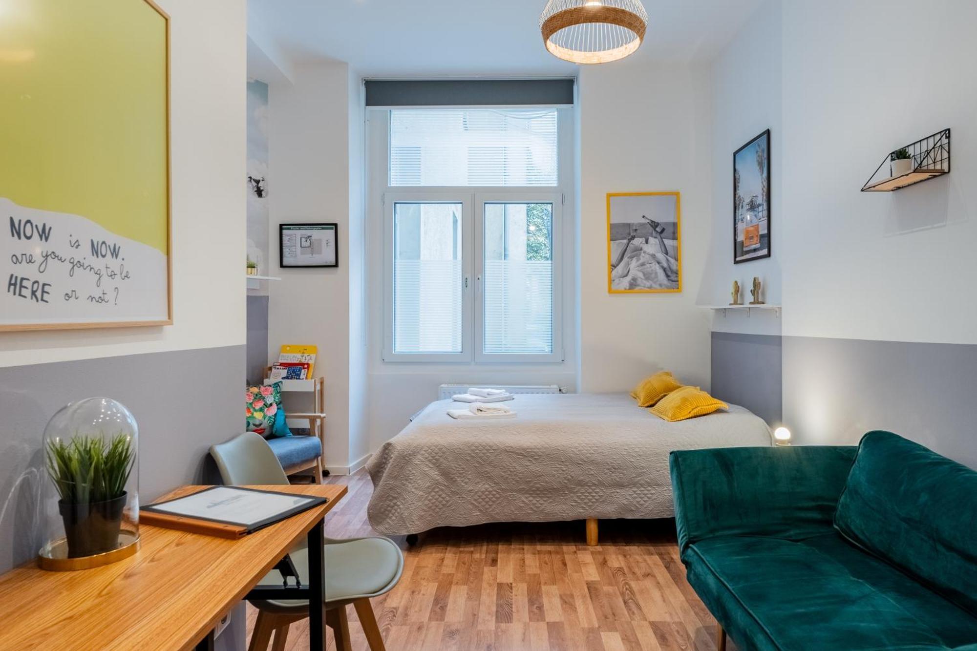 Apartment Cozy Retro Chic With Patio And Self Check-in