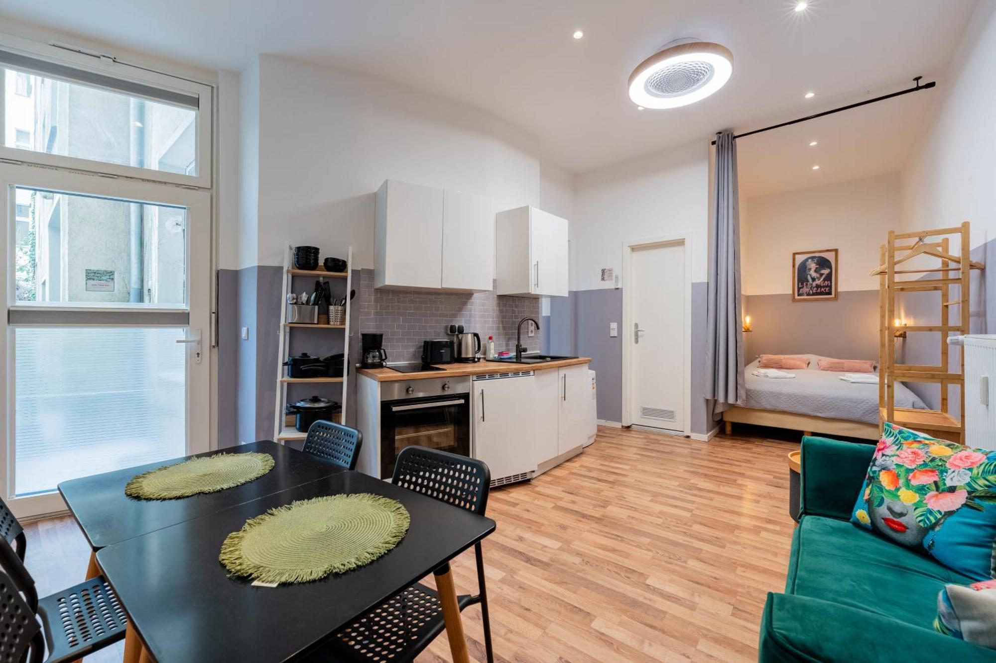 Apartment Cozy Retro Chic With Patio And Self Check-in