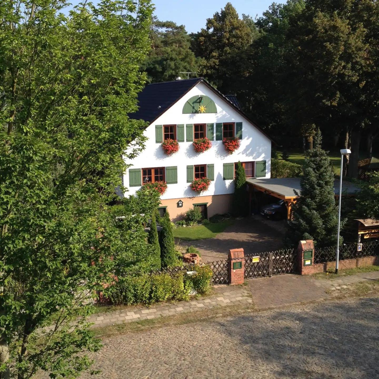 Premium Gruppenunterkunft Fuer Bis Zu 25 Gaeste Im Garten Mit Badefass Berlin