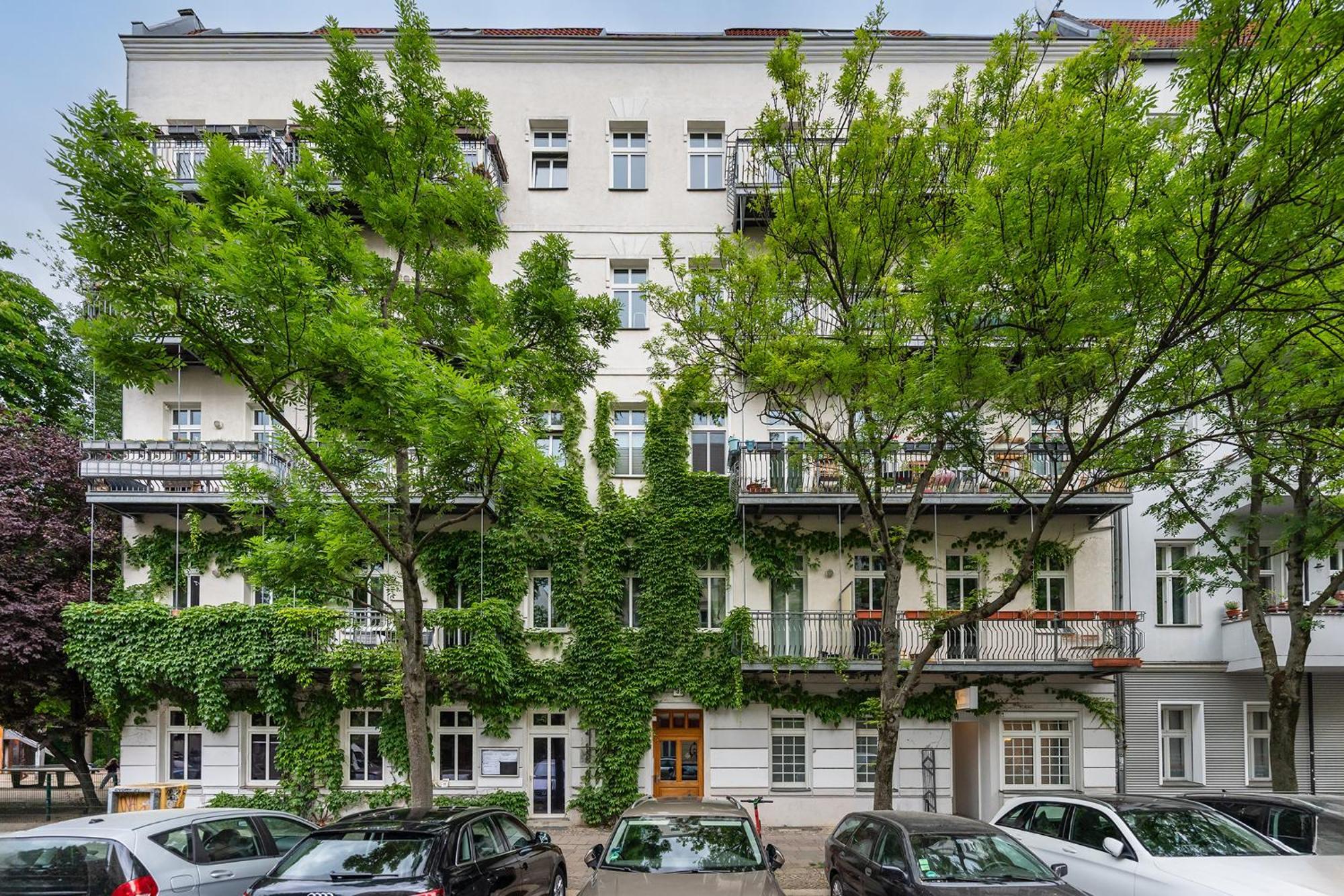33 L With 8 & 3 Bathrooms Apartment *