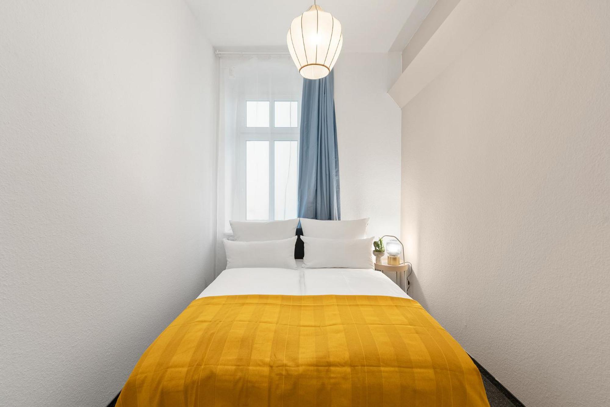 33 L With 8 & 3 Bathrooms * Berlin