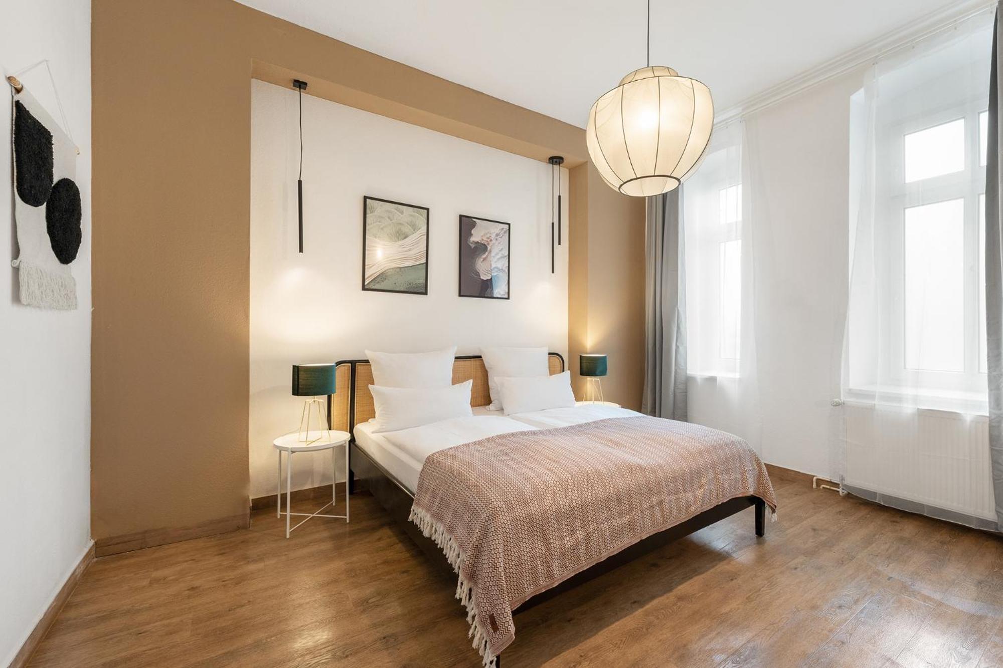 33 L With 8 & 3 Bathrooms * Berlin