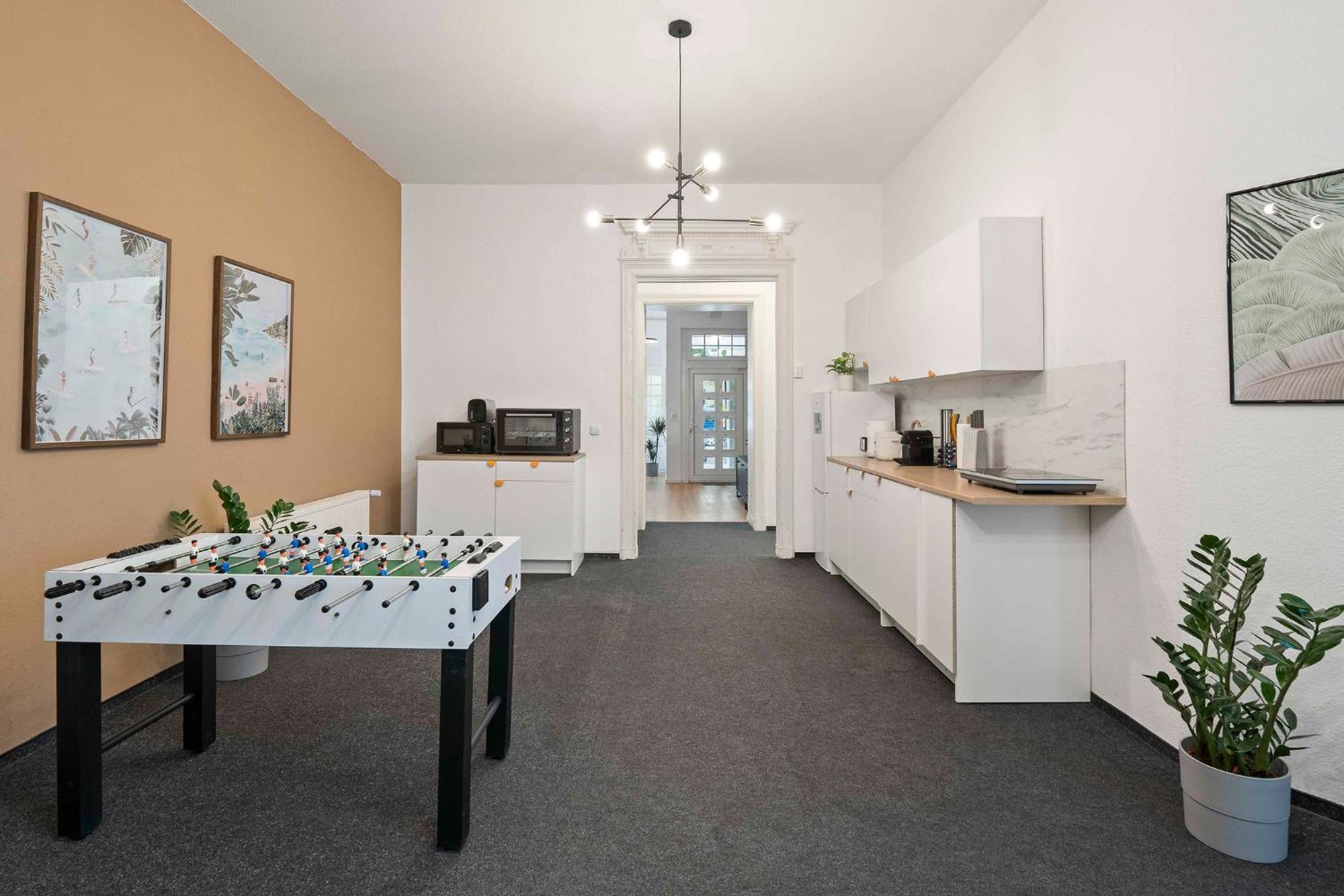 33 L With 8 & 3 Bathrooms * Berlin