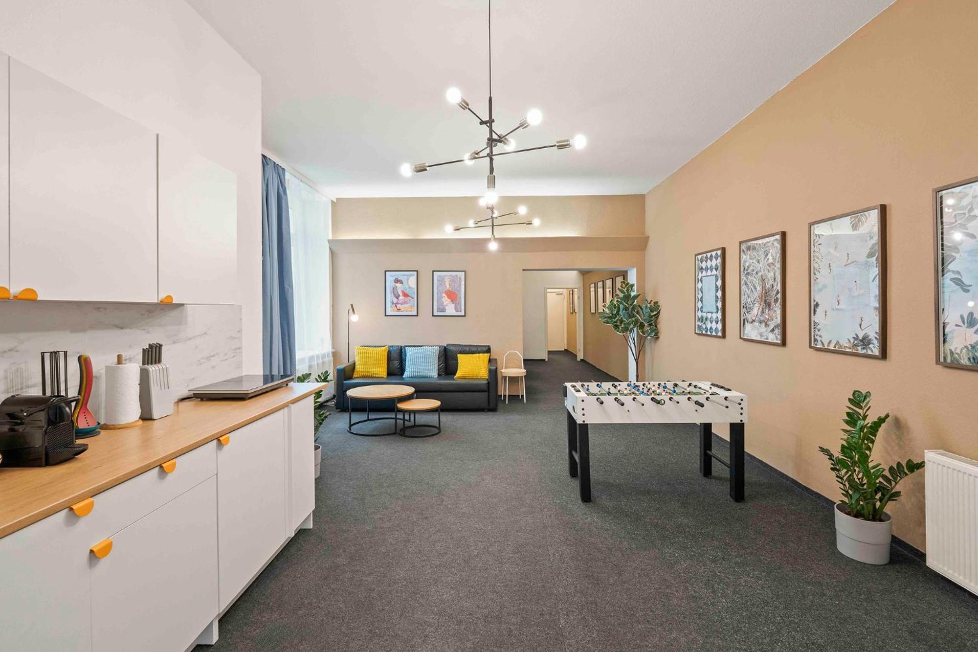 33 L With 8 & 3 Bathrooms Apartment *