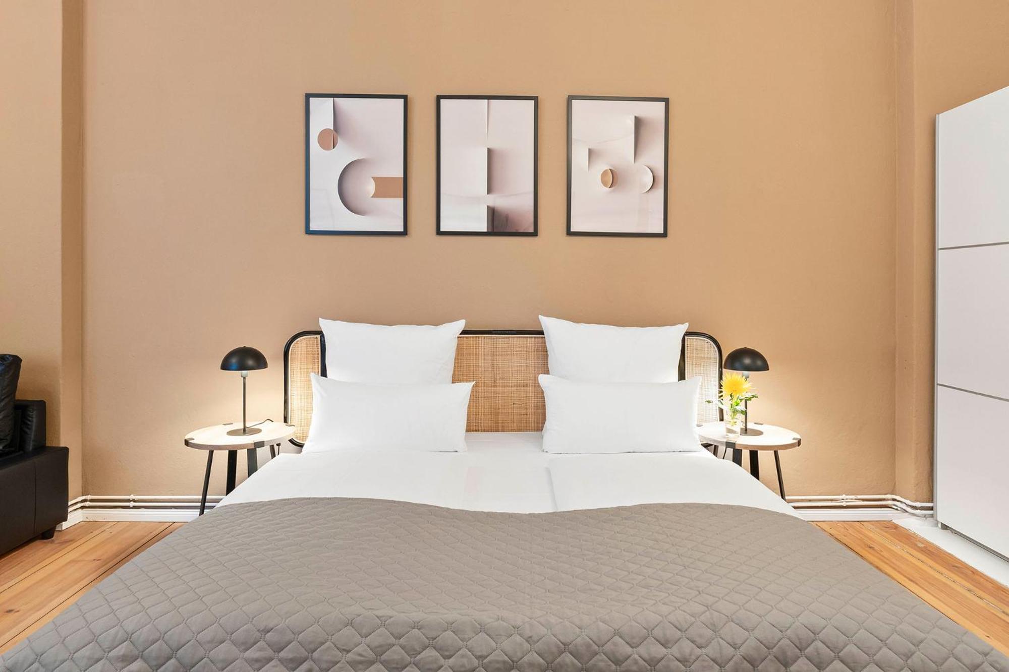 33 M Schoenhauser Allee Apartment *