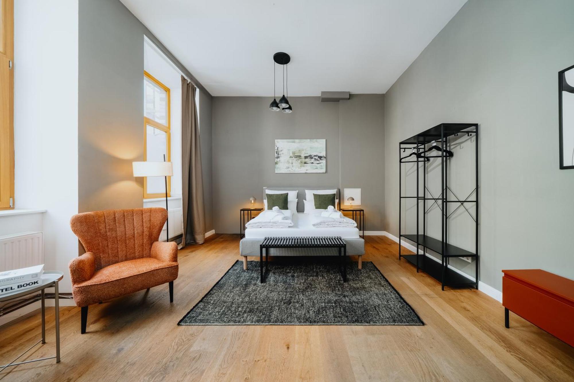 Homely - Historic Building, 3 Bedrooms, Mauerpark, Family & Business Apartment Berlin