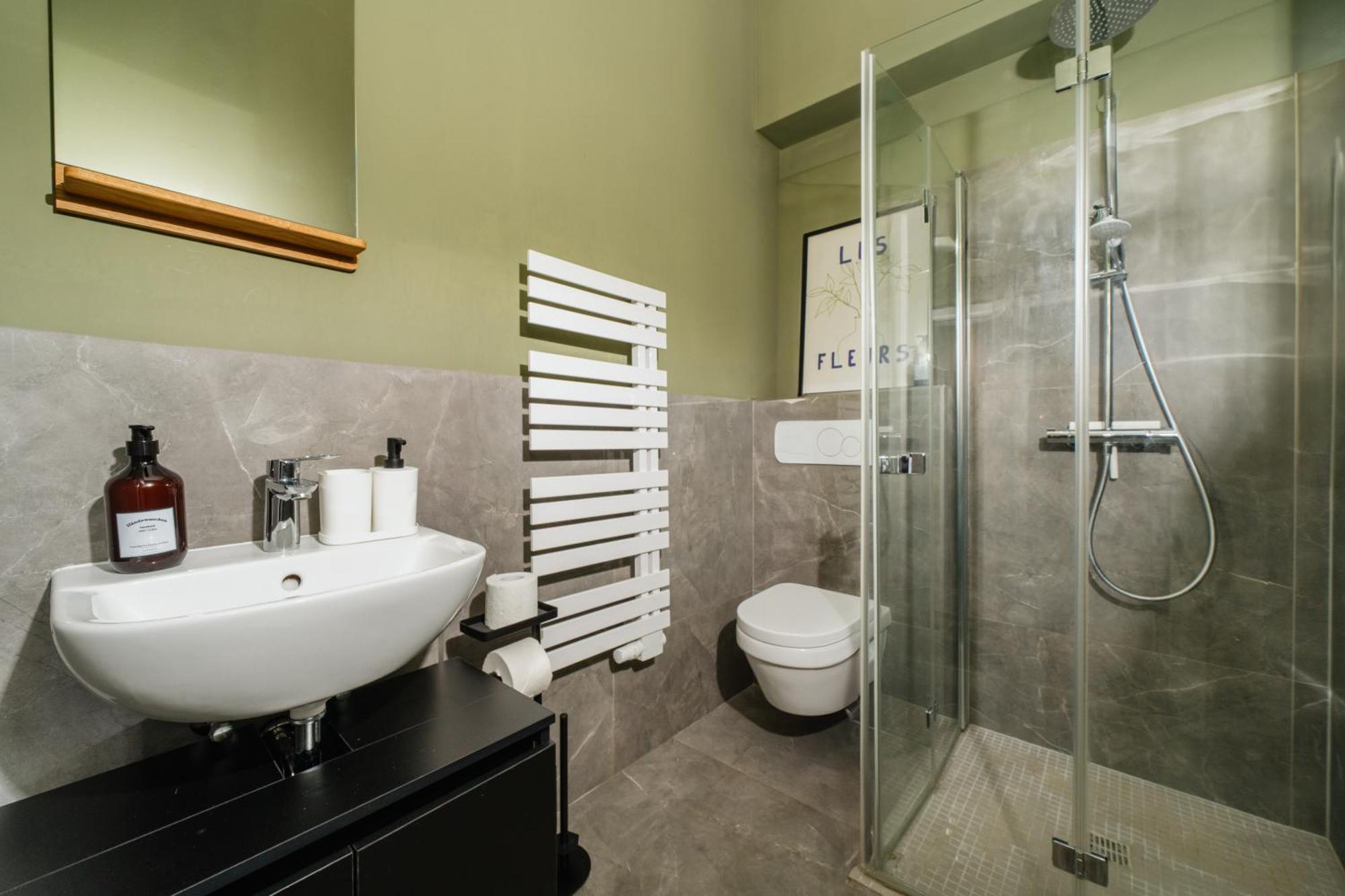 Homely - Historic Building, 3 Bedrooms, Mauerpark, Family & Business Berlin