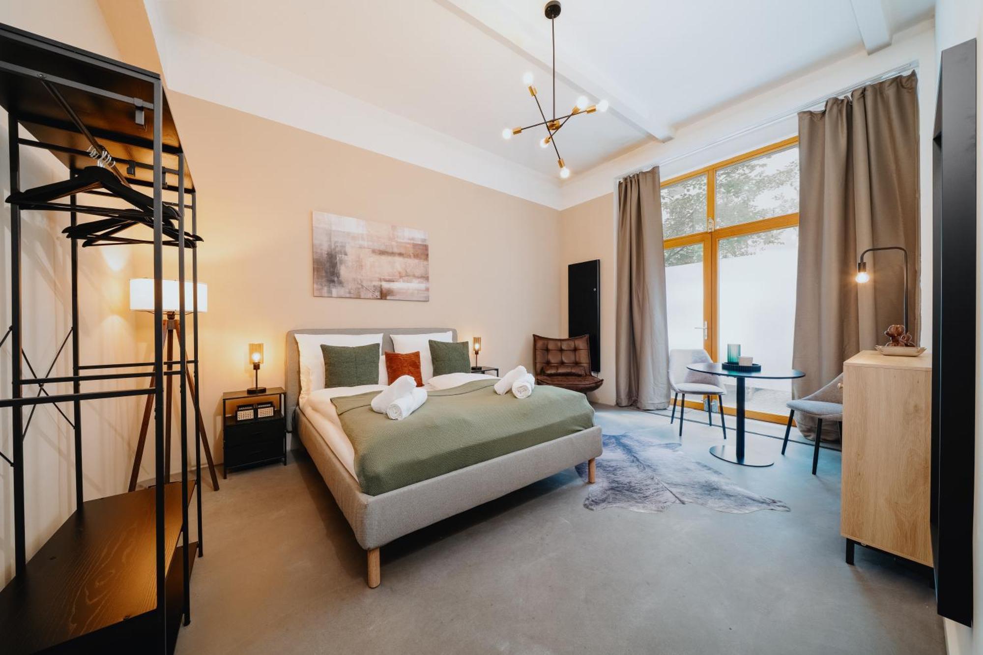 Homely - Historic Building, 3 Bedrooms, Mauerpark, Family & Business Apartment