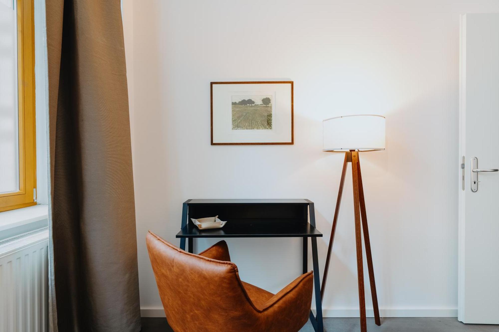 Homely - Historic Building, 3 Bedrooms, Mauerpark, Family & Business Berlin