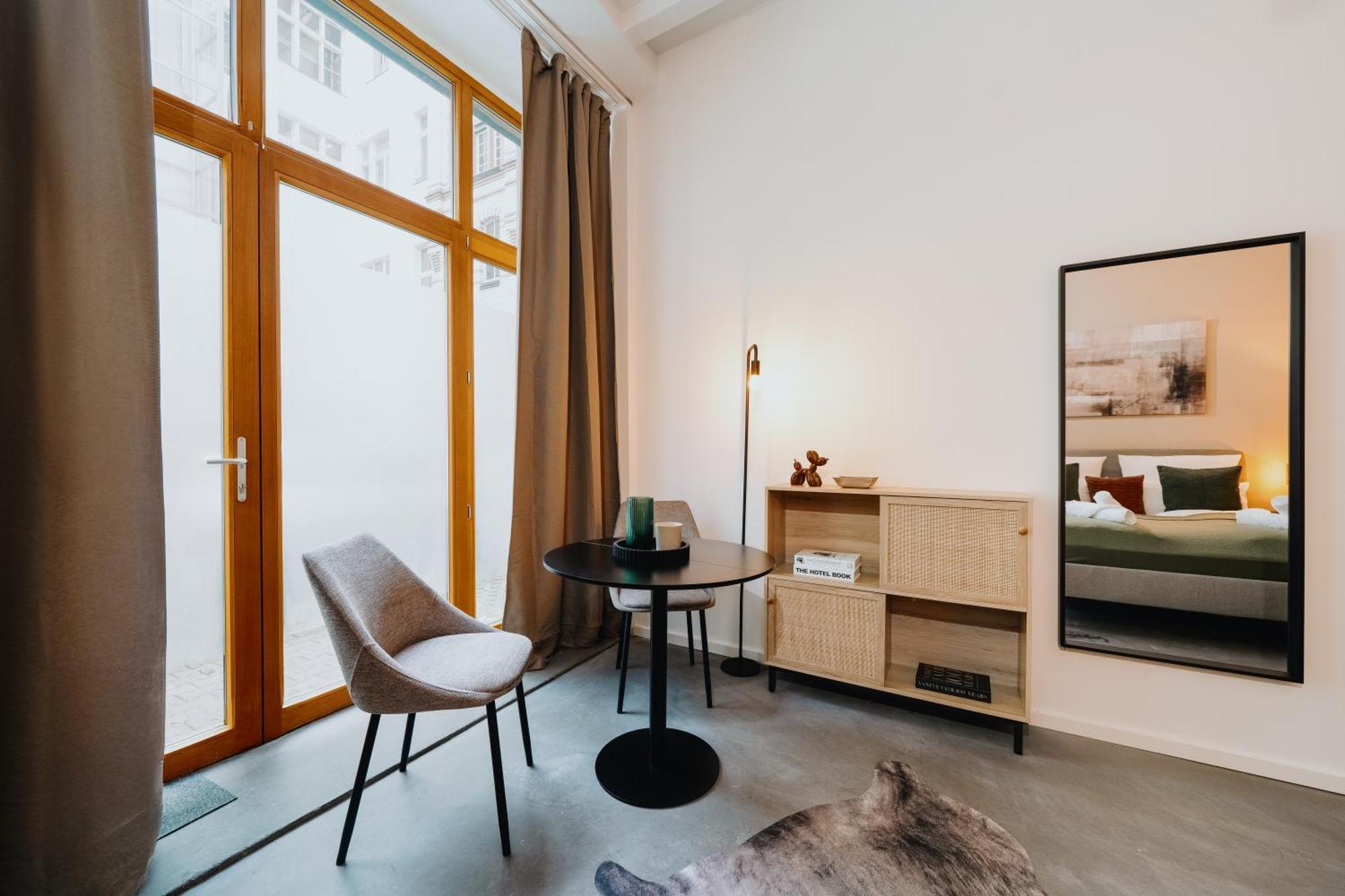 Homely - Historic Building, 3 Bedrooms, Mauerpark, Family & Business Apartment